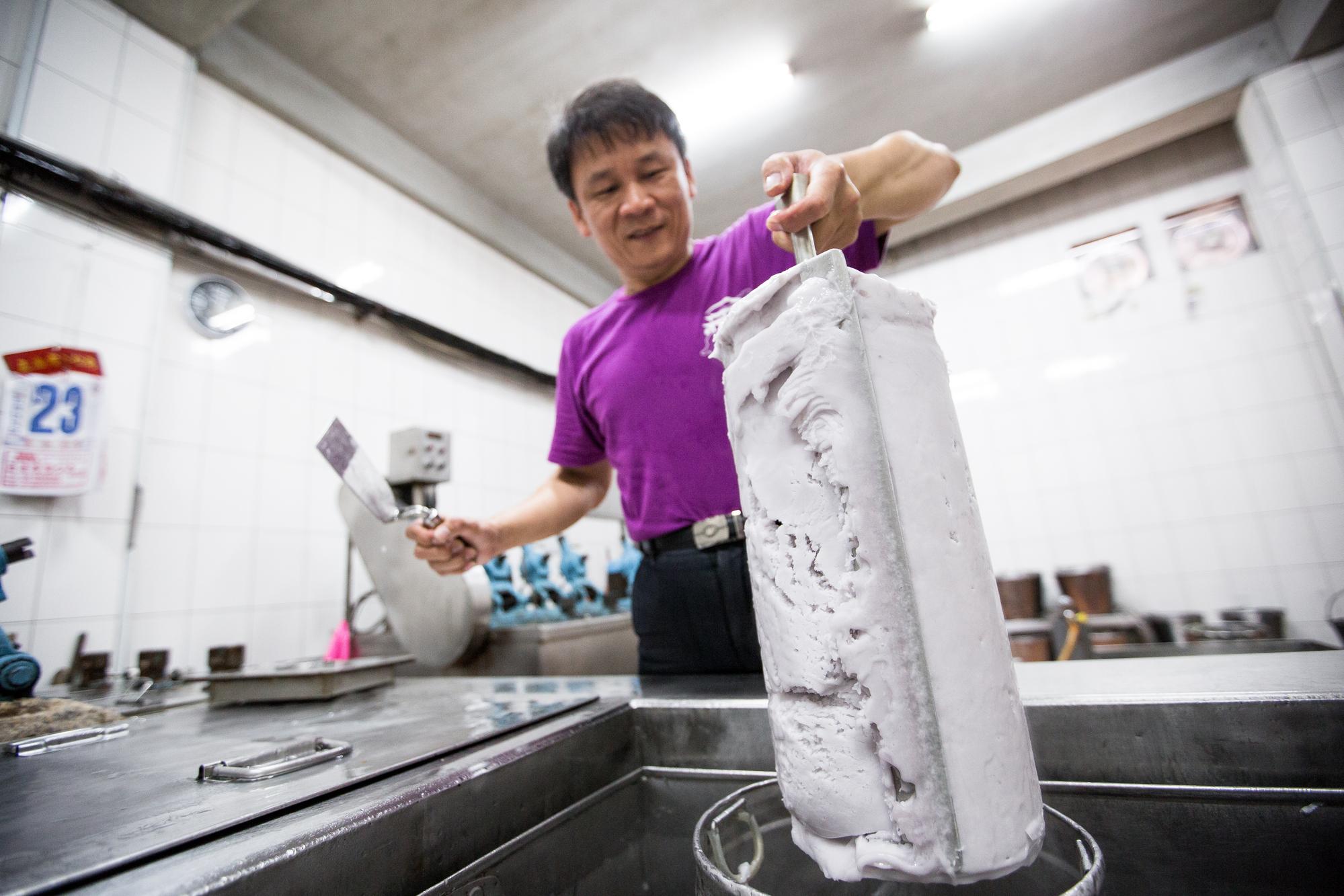 排行老3的黃志安從小就是父親的得力助手,一肩扛起父親辛苦打下的江山。