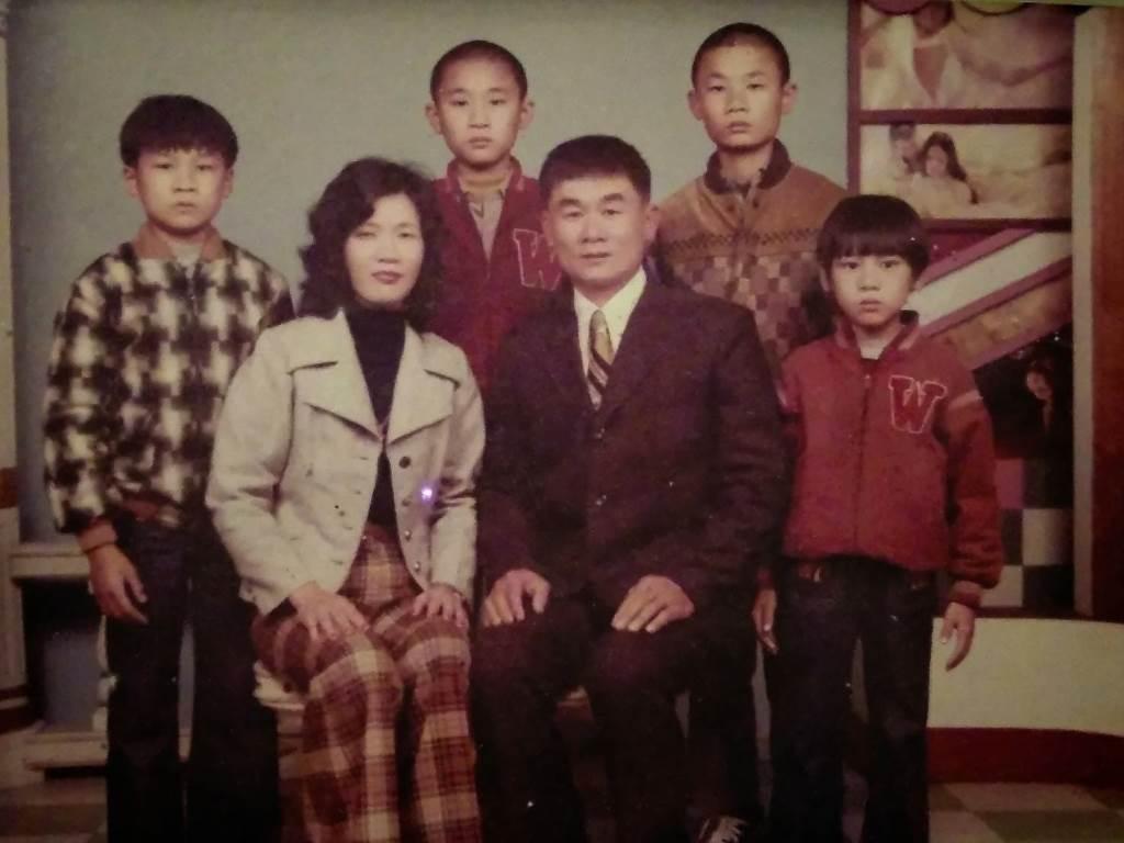 阿宗芋冰城創辦人黃錫宗全家福,左1站立者為三子黃志安。(阿宗芋冰城提供)