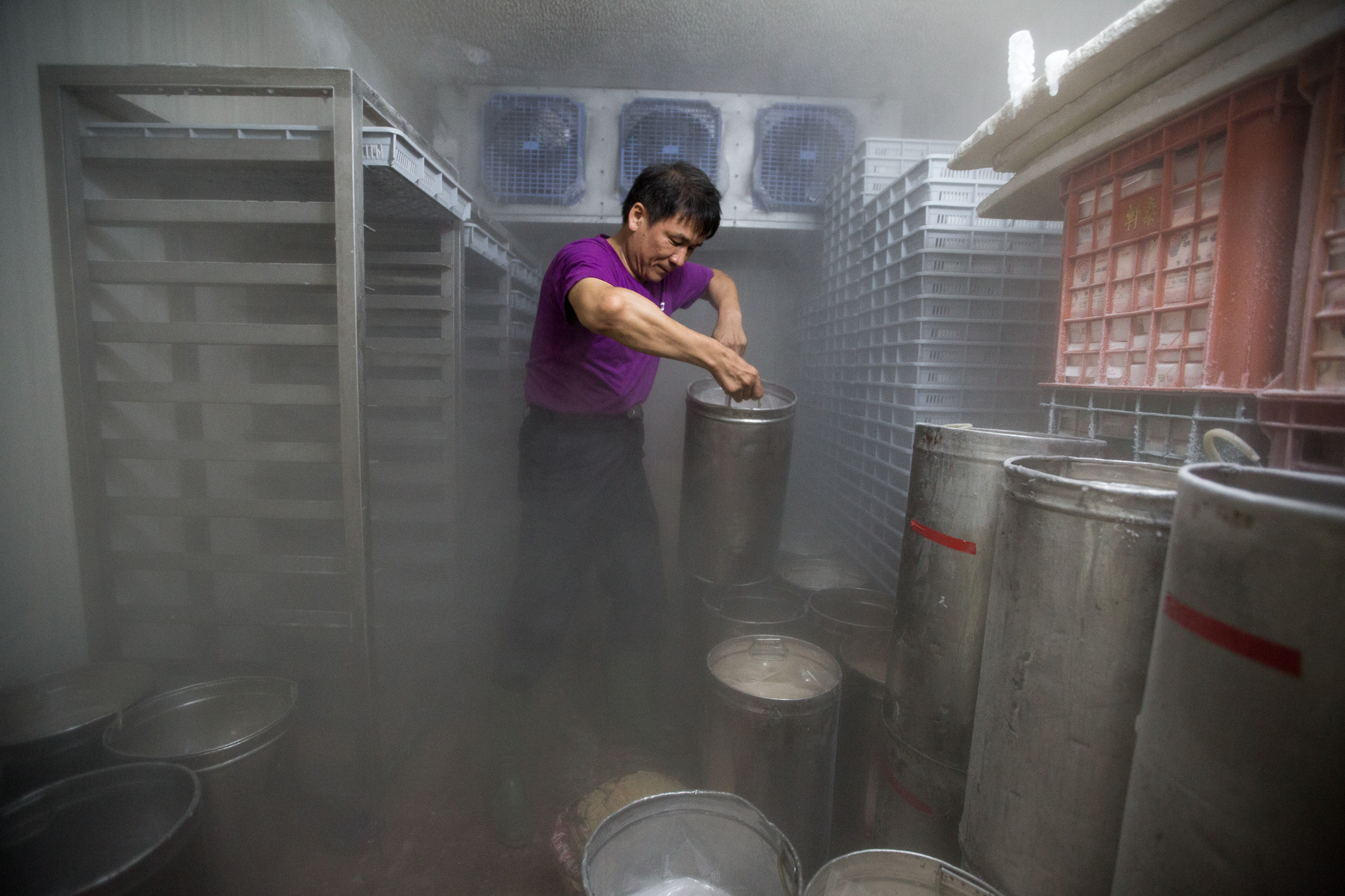 做好的叭噗冰須在冷凍庫冰上3天才能出貨，透過急速冷凍可達到殺菌效果。