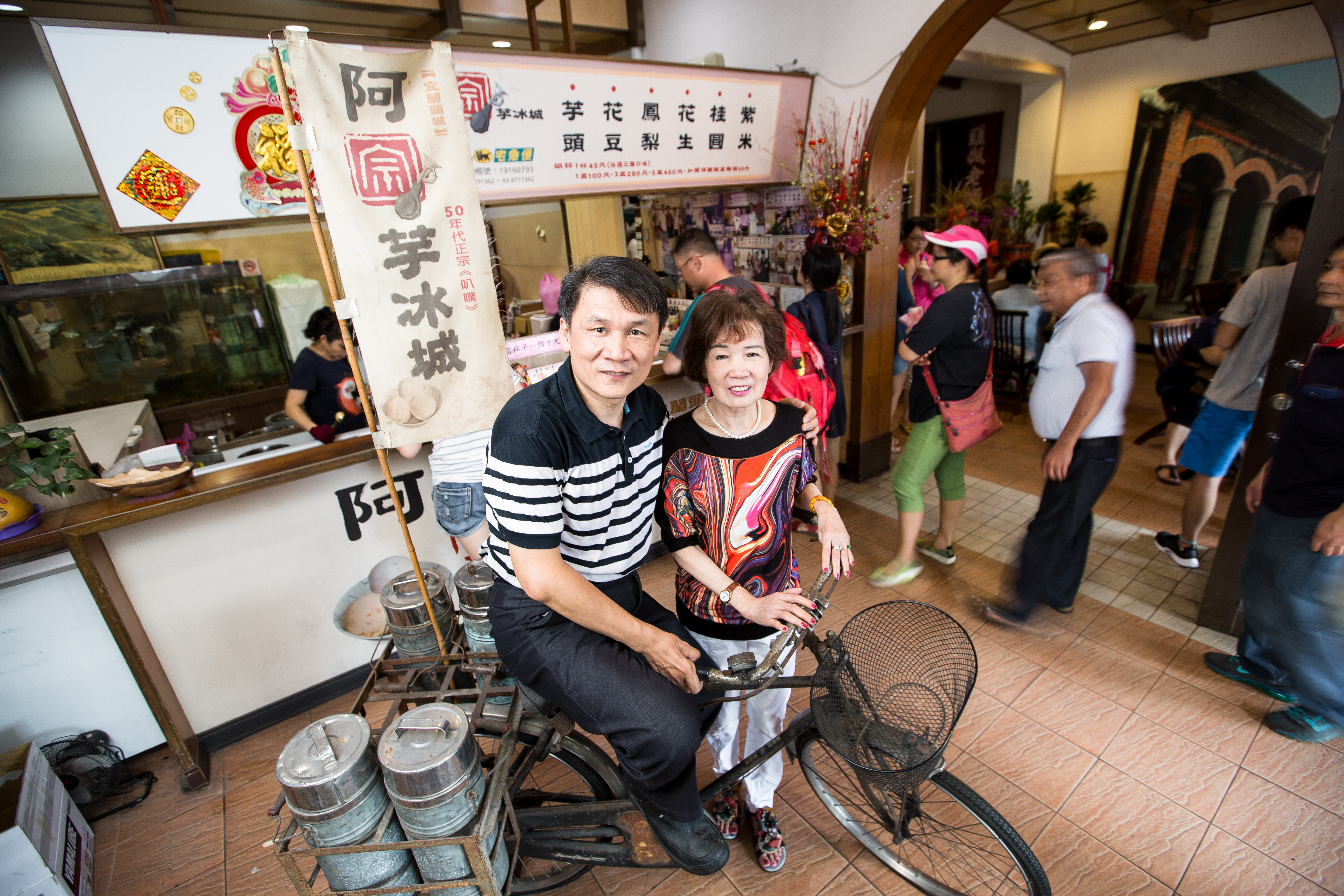 黃志安（左）將父親一手創立的阿宗芋冰城事業發揚光大，讓當年攜手打拚的母親黃楊玉十分欣慰。
