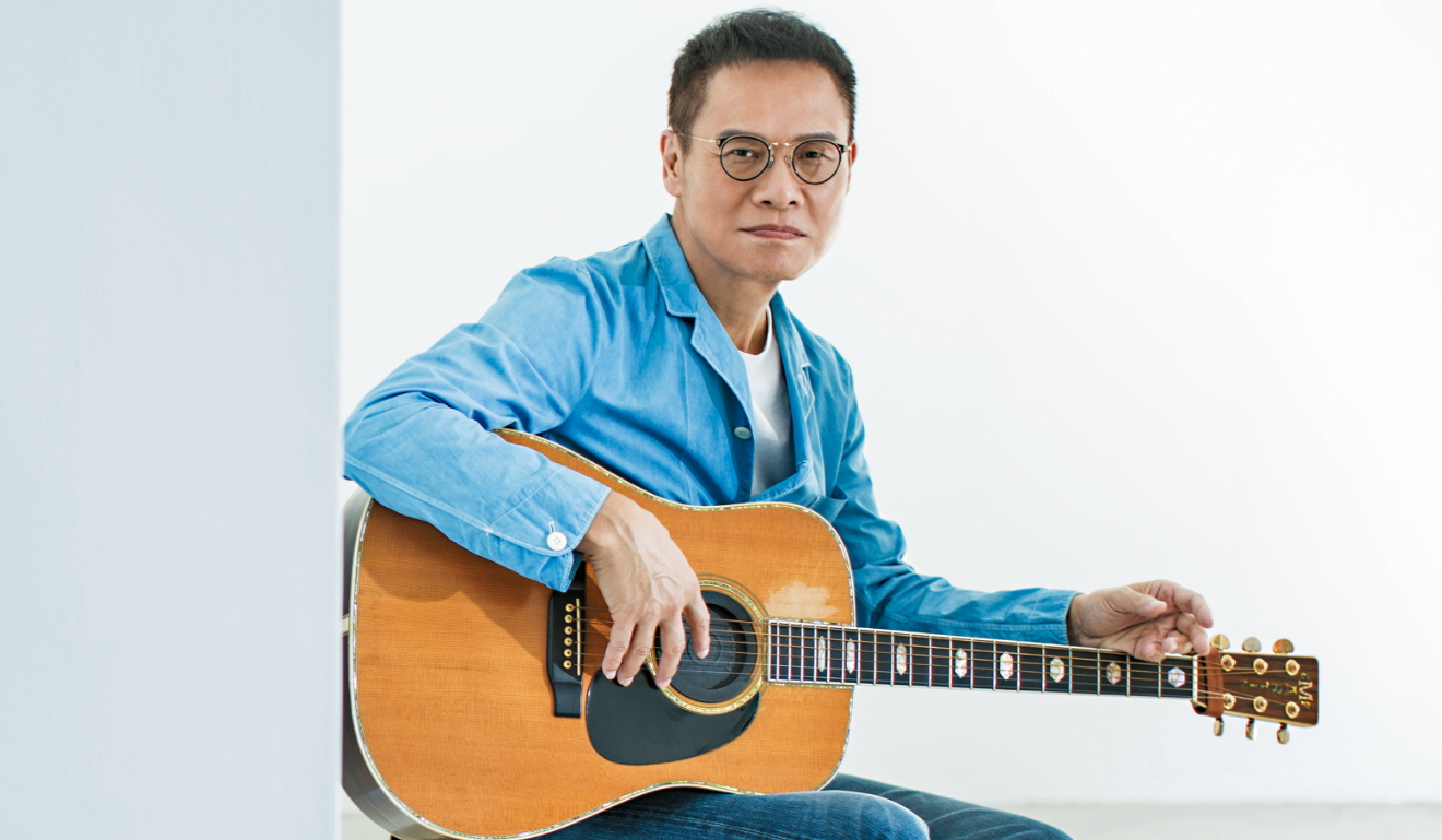 「吉他愈用聲音愈開，跟人的結合度愈來愈近。」羅大佑手上這把收藏多年的吉他是Martin D-45。