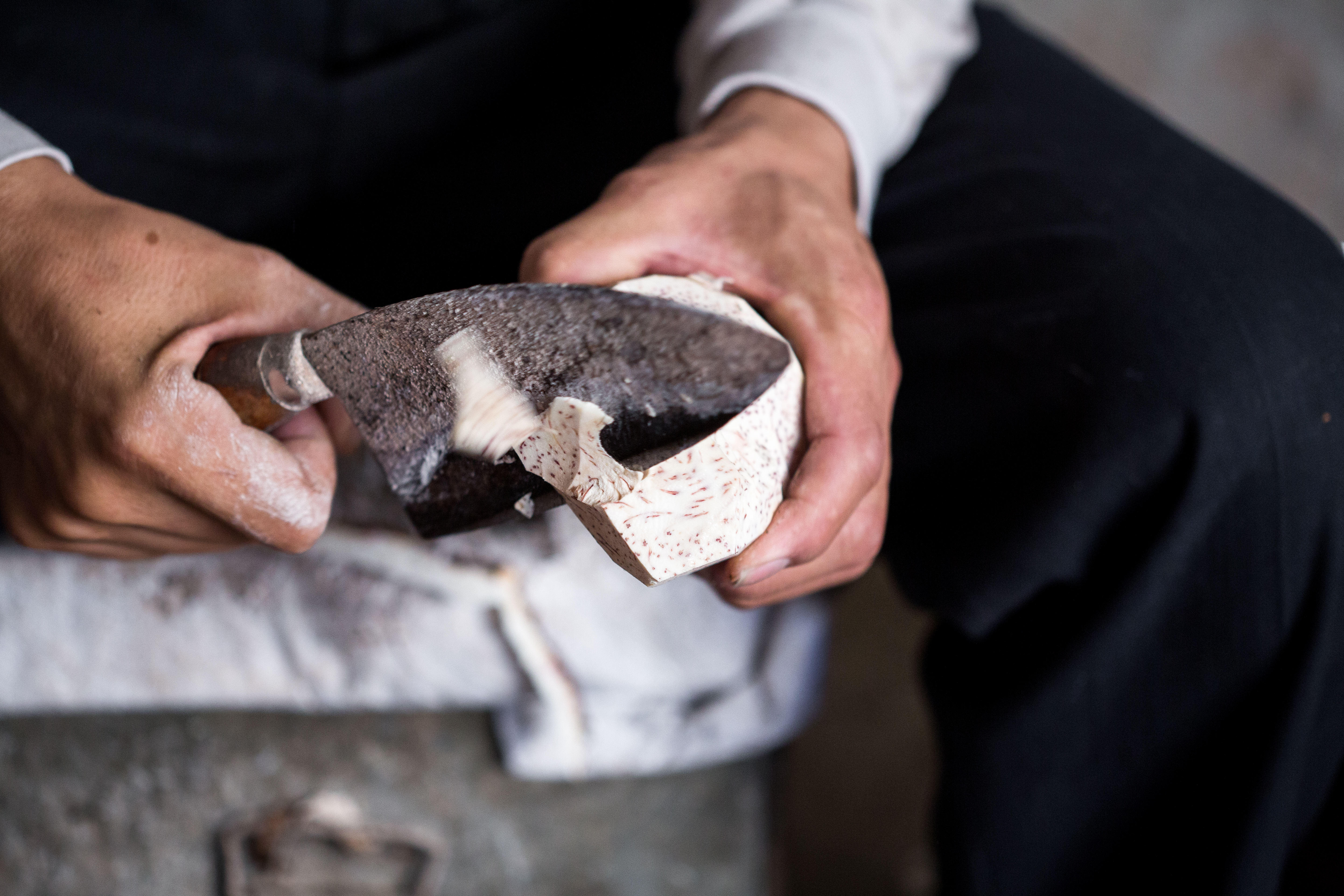 芋頭球莖含不溶性草酸鹽，接觸人體皮膚會產生發癢、麻刺等不適感。