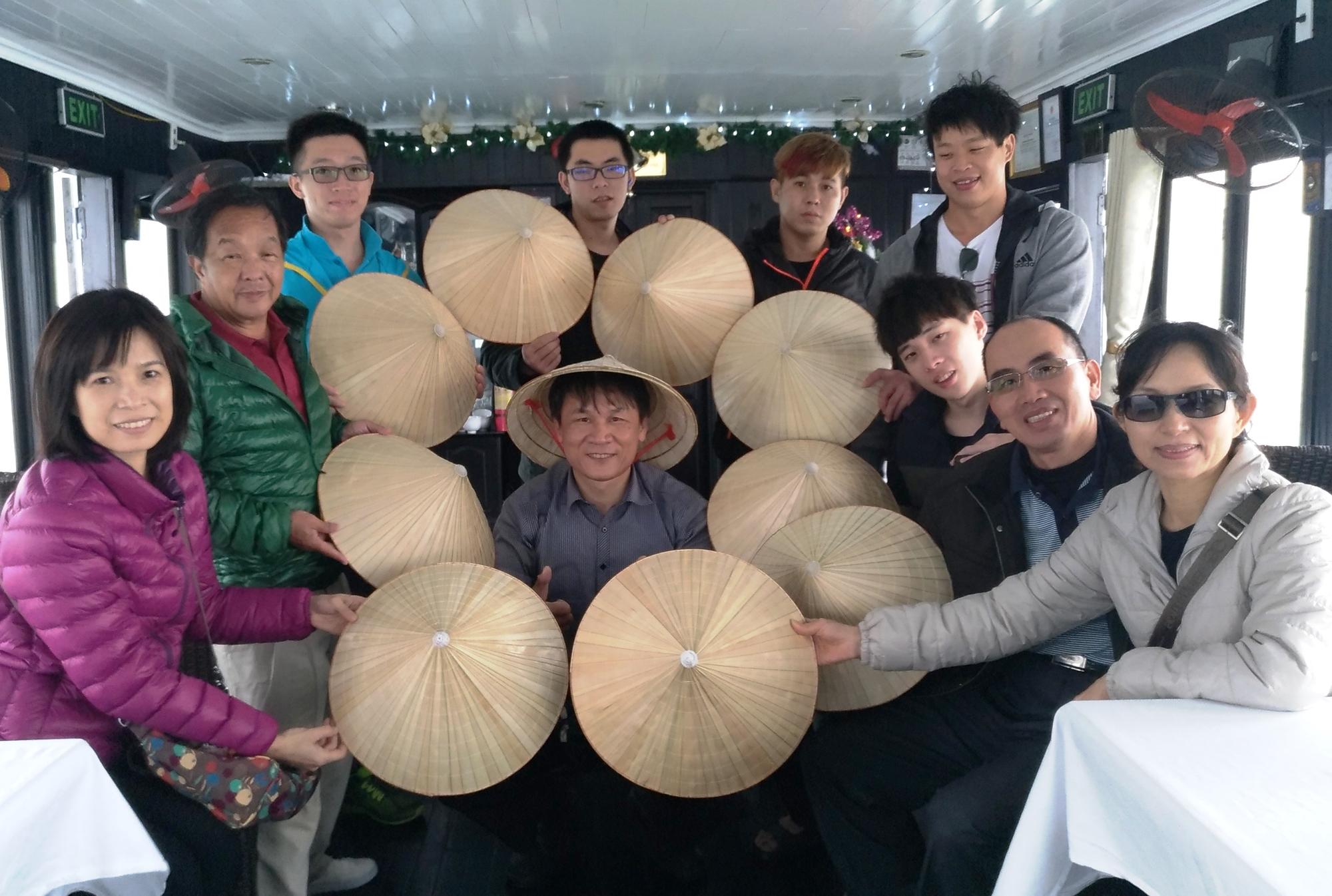 黃志安（中）把員工當家人，圖為去年到越南員工旅遊。