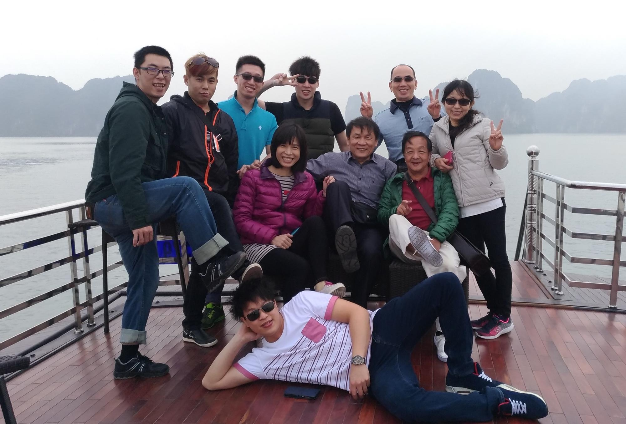 阿宗芋冰城去年海外員工旅行，搭乘豪華郵艇遊下龍灣。（黃志安提供）