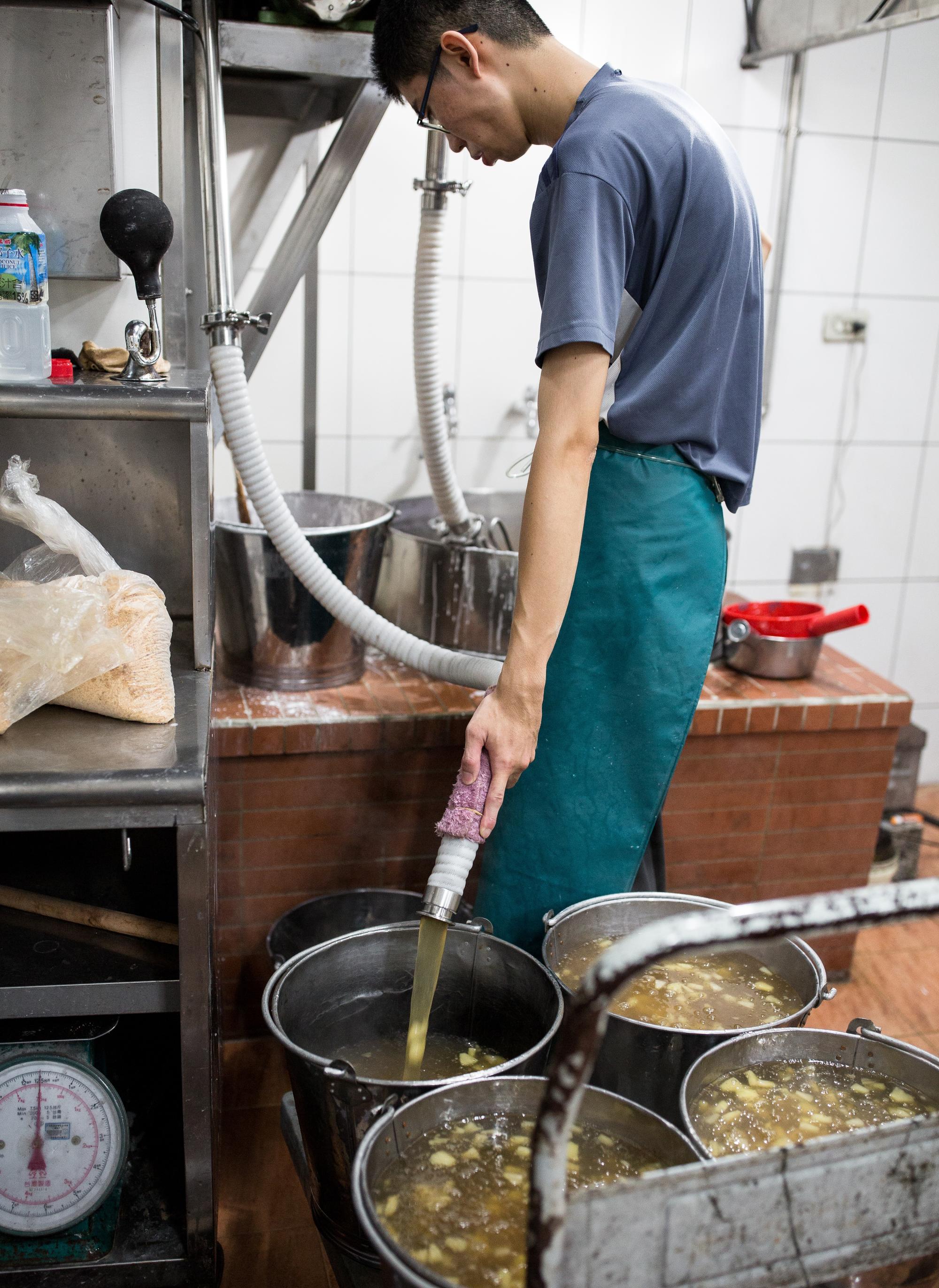 裝設衛生管馬達抽取原料，圖為員工林昱辰作業情況。