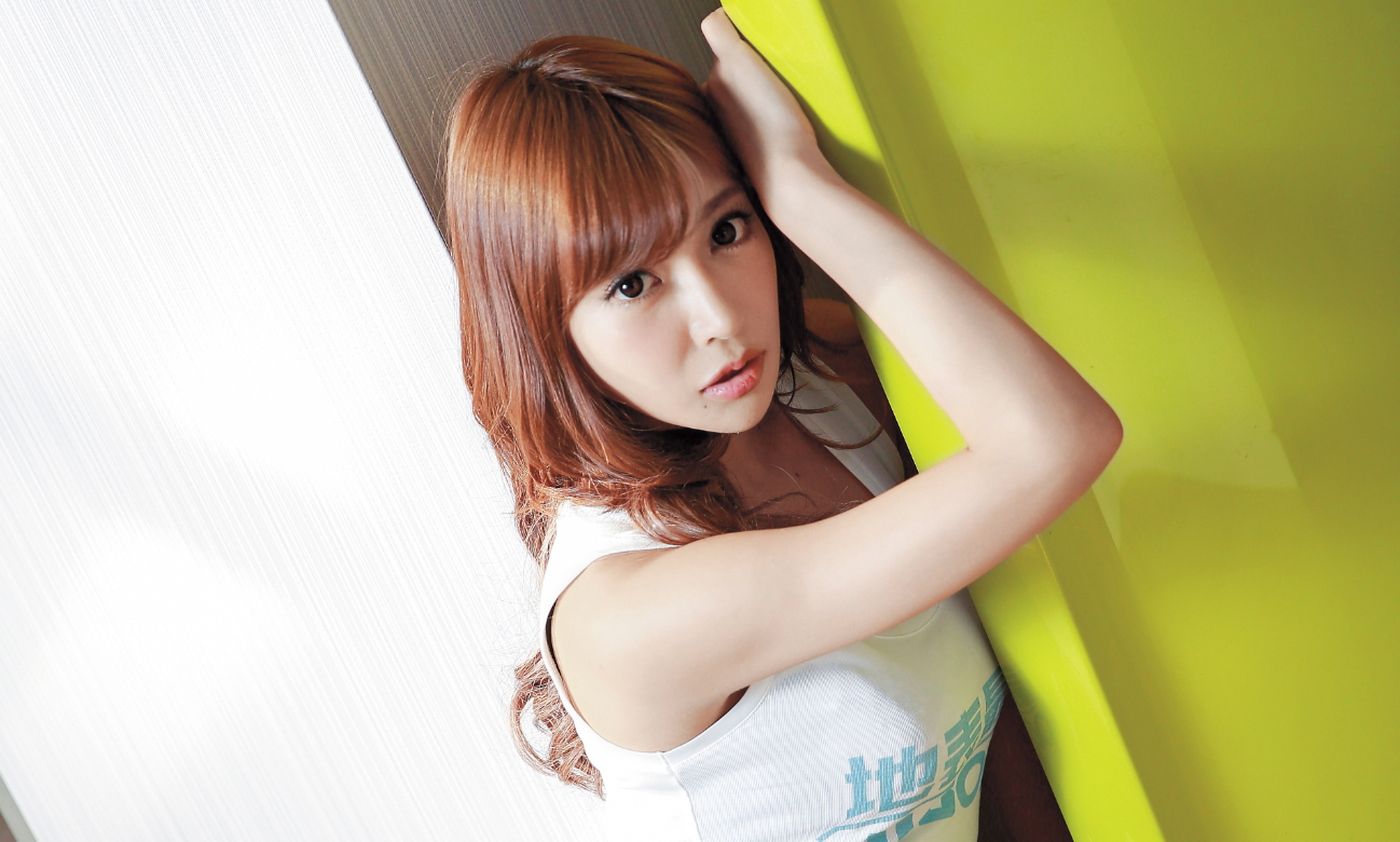 28歲的明日花綺羅是日本知名AV女優、也身兼性感女團「惠比壽麝香葡萄」隊長，入行9年吸金功力驚人，還曾寫下賭馬贏得近千萬日圓彩金的傳奇紀錄。