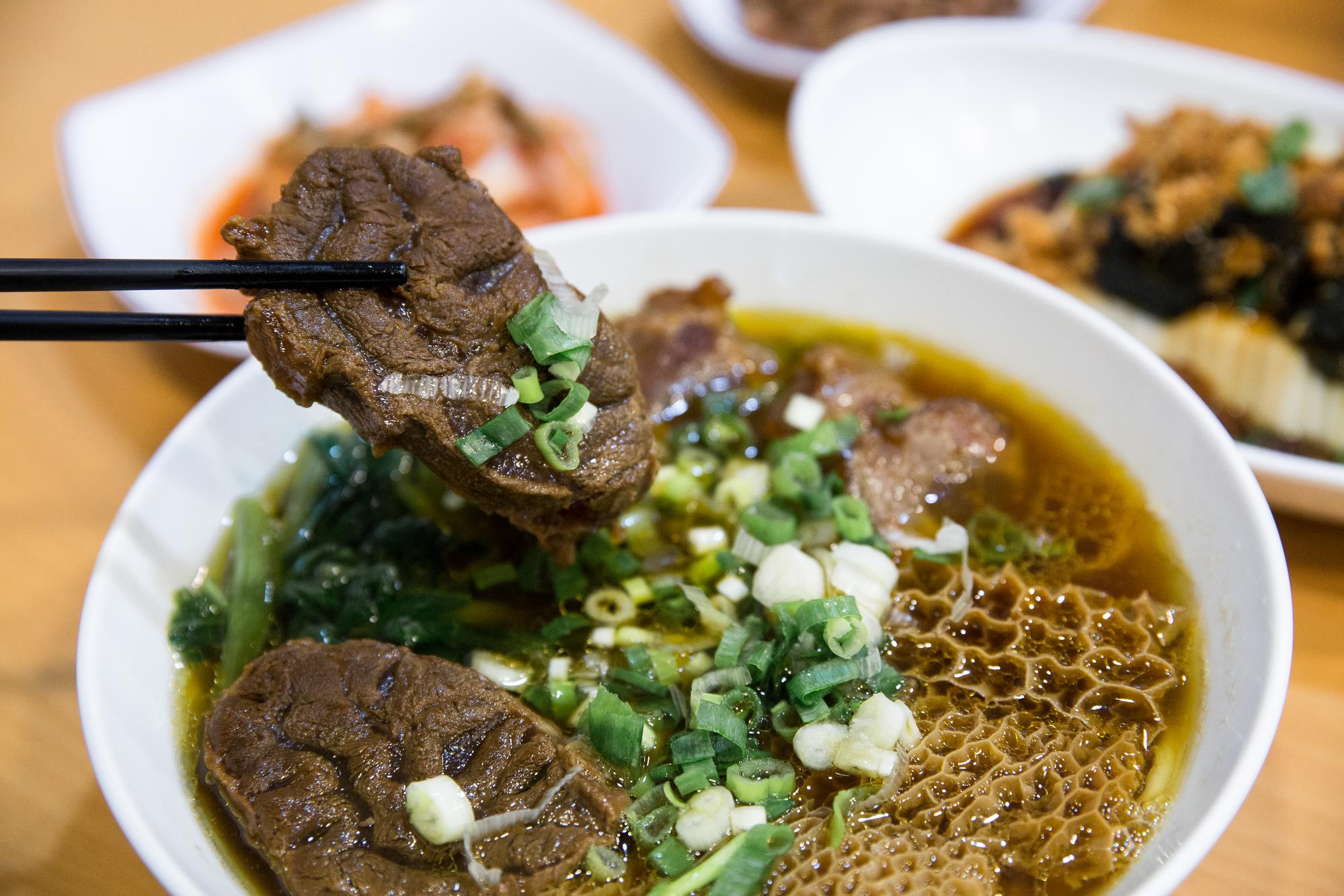 龍記牛肉麵的招牌產品牛三寶。（260元／碗）