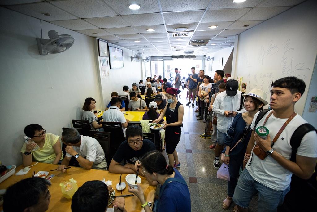龍記牛肉麵是宜蘭頭城地區的排隊名店，無論店內、店外都排有長長人龍。