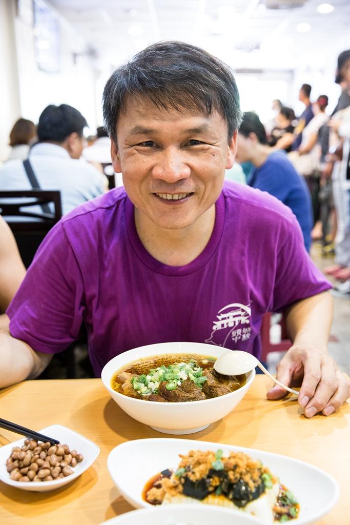 阿宗芋冰城負責人黃志安帶路，品嘗招牌牛肉麵配滷花生。