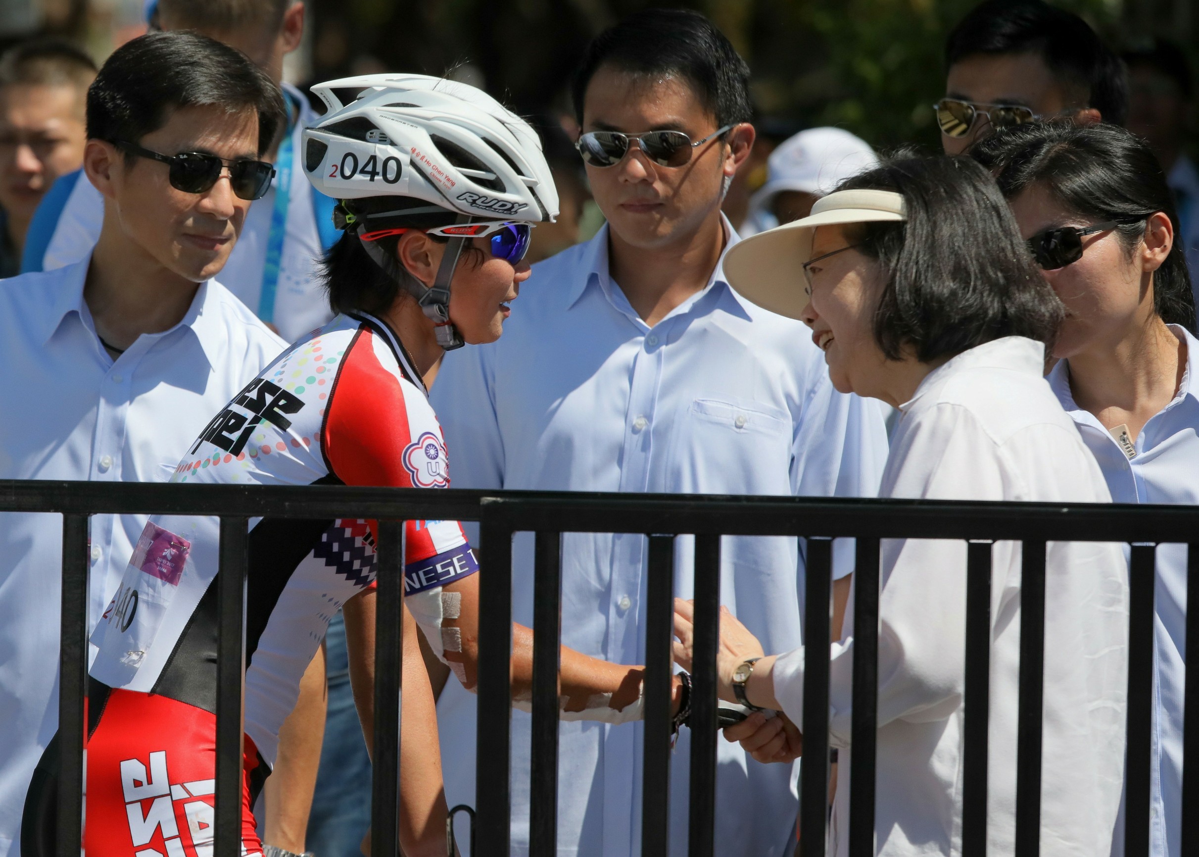 在台北舉辦的世大運，我國運動員表現出色，創下有史來最輝煌戰果，總統府指示體委會在閉幕隔天舉辦台灣英雄大遊行。圖為蔡英文統出席世大運滑輪溜冰公路賽。（總統府提供）