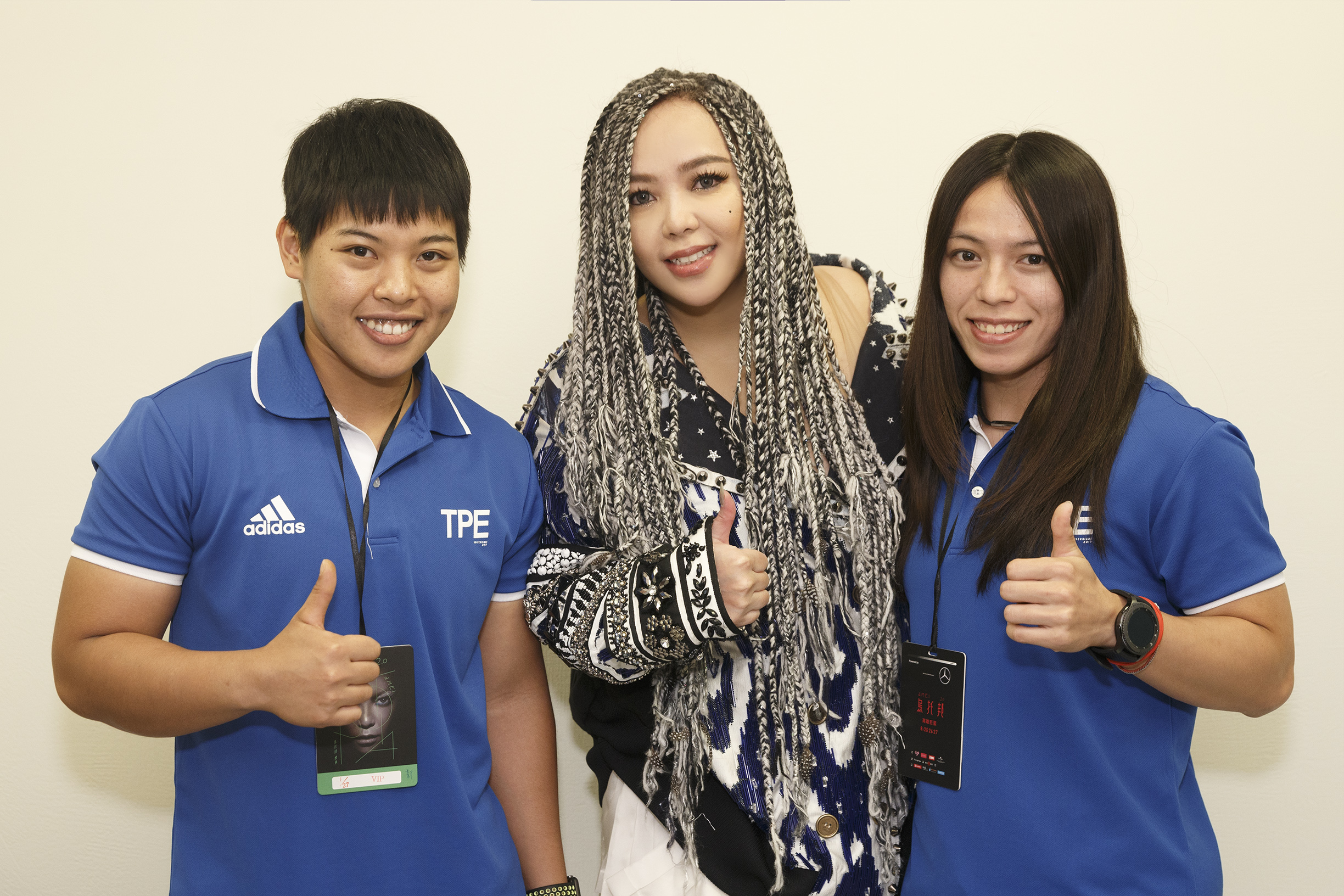 高雄最終場阿妹邀請世大運奪金的舉重女將郭婞淳（右）、洪萬庭來觀賞。