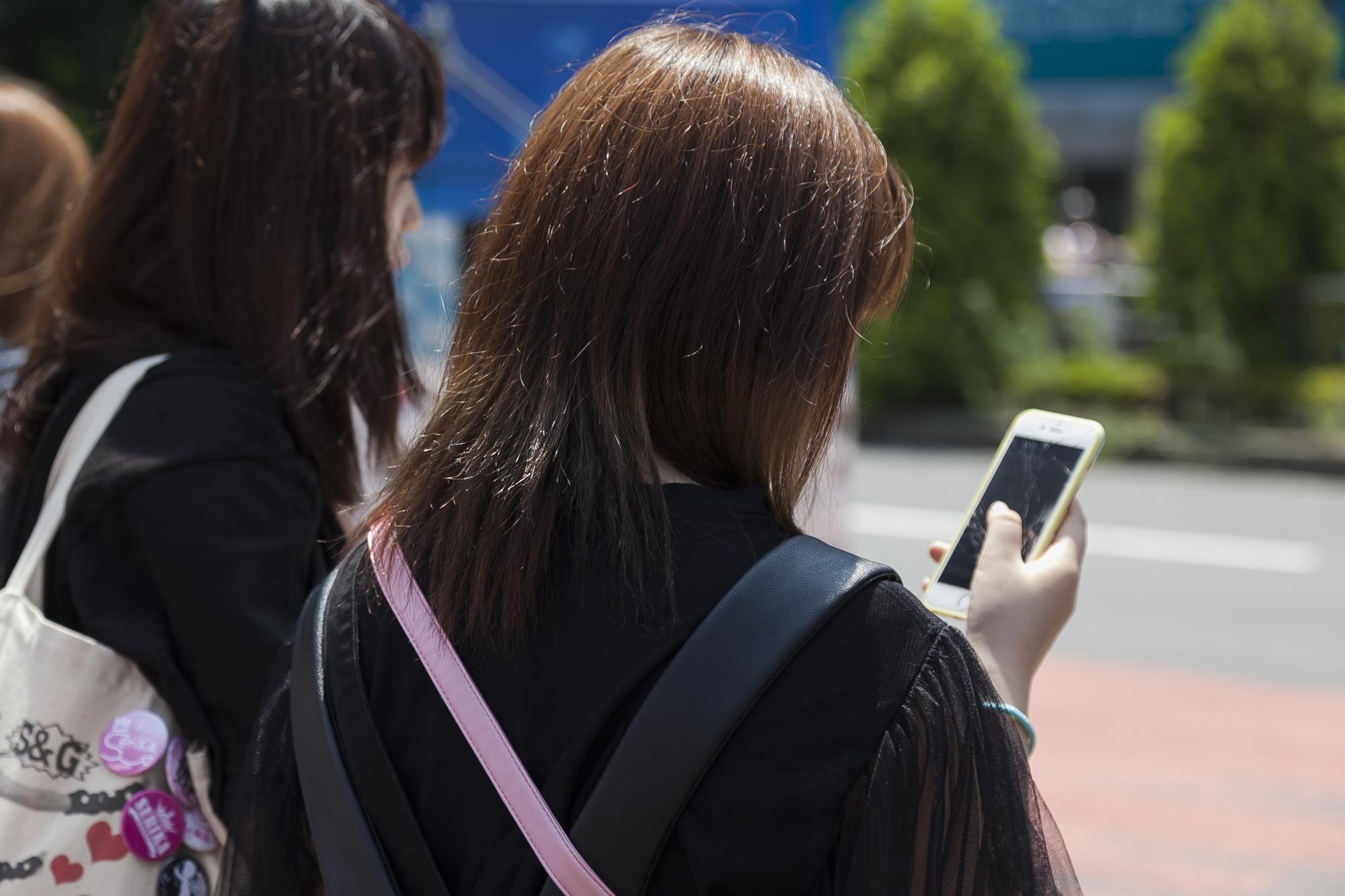 深受日本青少年喜愛的Twitter,卻也是未成年人遭受犯罪侵害的第一名社群網站,甚至有專門收購女孩「襪子」的詭異帳號,鎖定美女高中生下手。(東方IC)