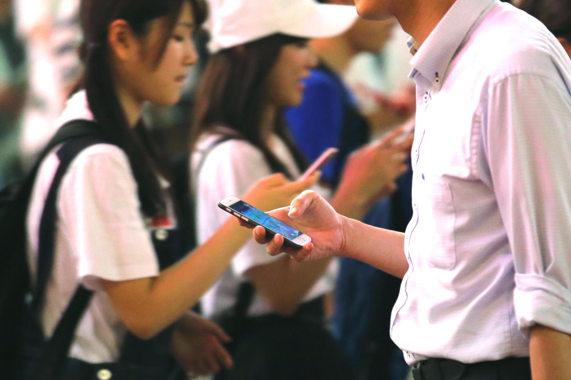 日本青少年偏好用Twitter交友,因為只要連上網路,即使沒有追蹤自己人也能看見自己的貼文,增加「被追蹤」的機會。(東方IC)