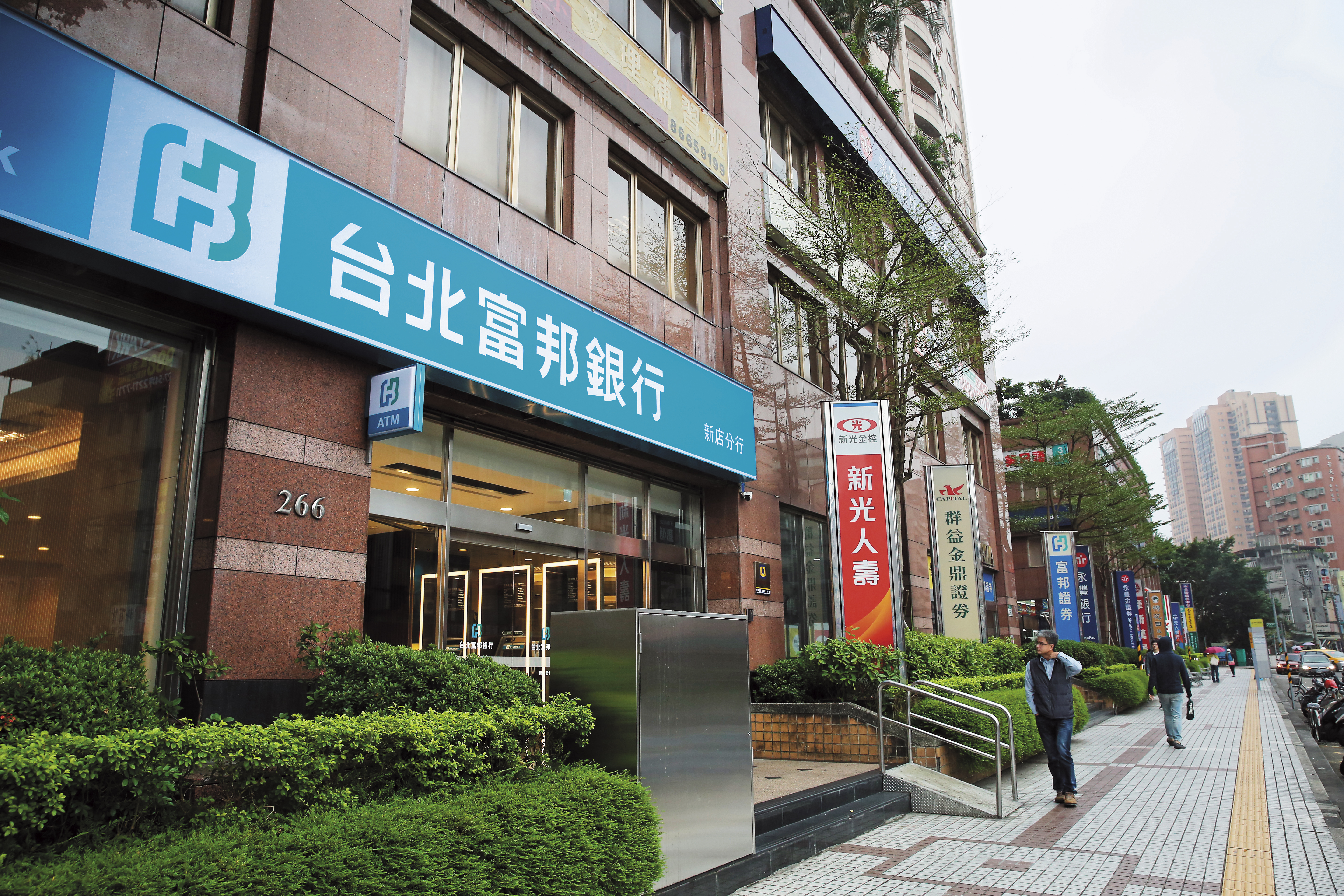 台股萬點，但金融指數表現相對落後，未來大盤若要繼續推升，金融股將成補漲族群。