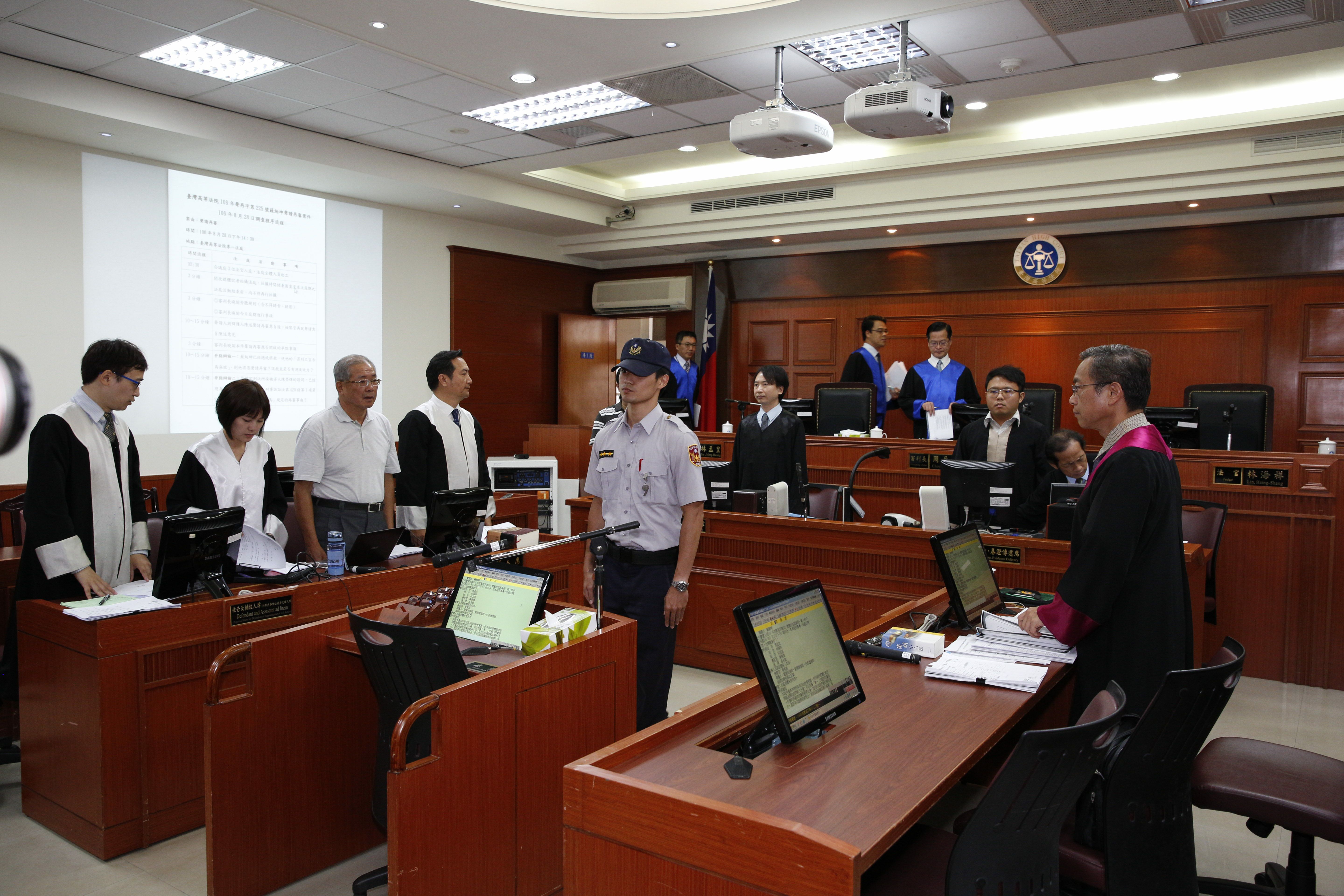 蘇炳坤認為，特赦只有免刑，不必再入獄，自己還是有罪的人，因此聲請再審。