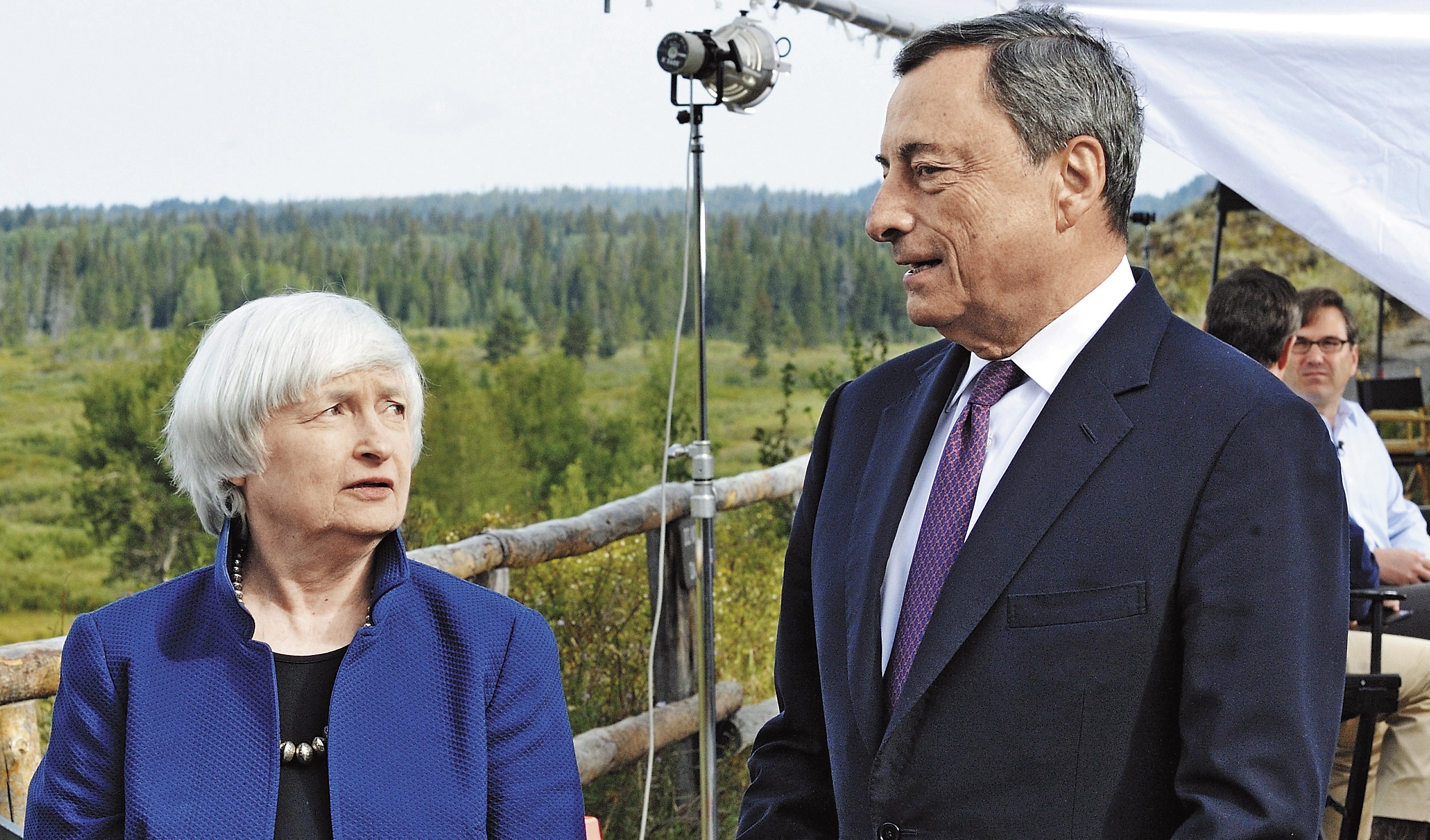 美國聯準會主席葉倫（左）與歐洲央行總裁德拉吉（右），不約而同在演講中反對川普的政策方向。（東方IC）