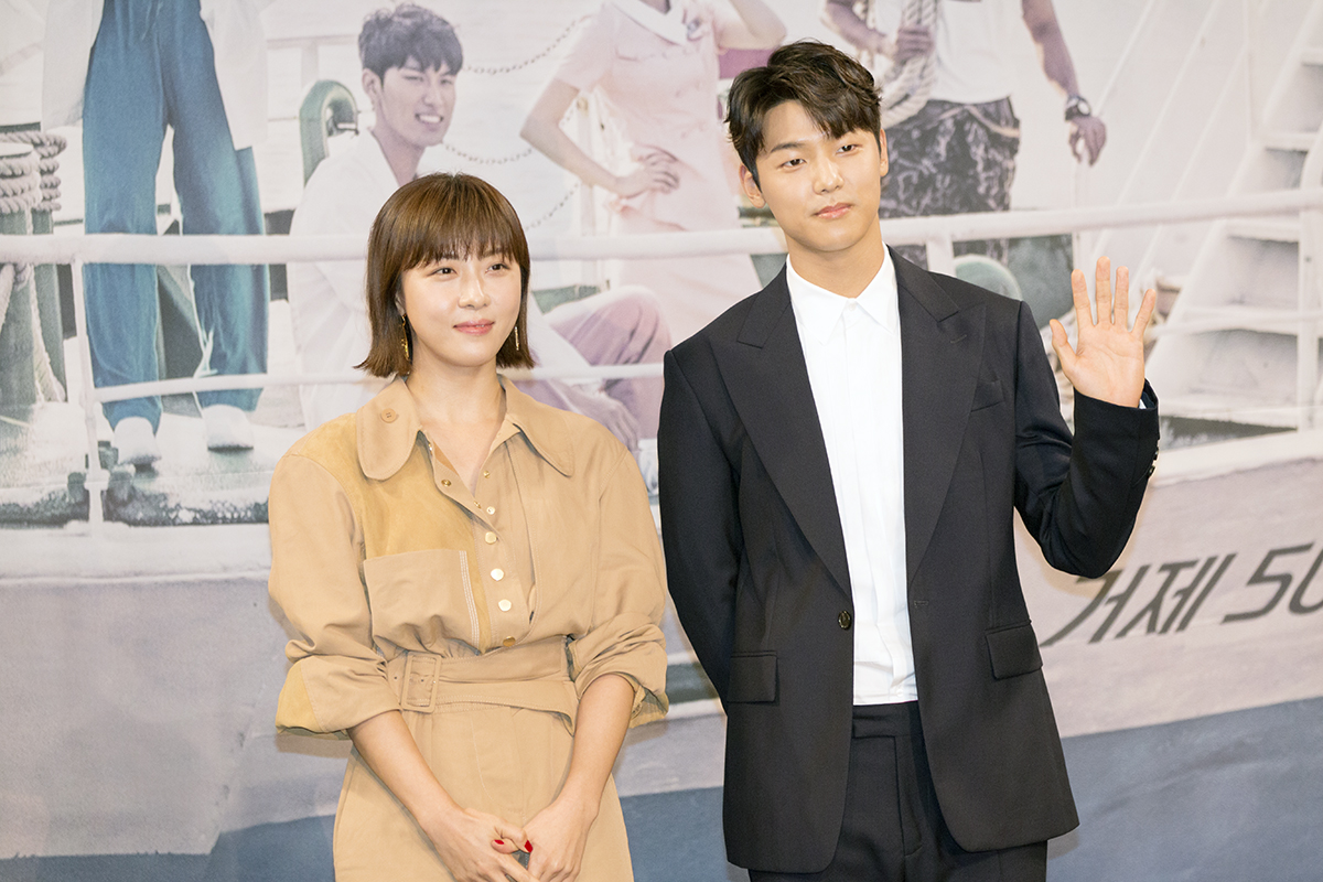 在新戲《醫療船》中，河智苑（左）與相差13歲的姜敏赫搭檔談情。