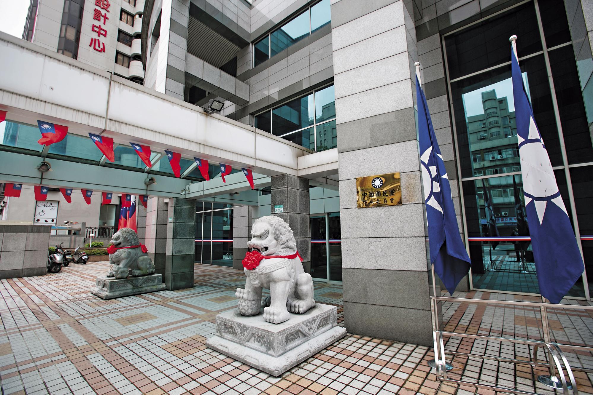 國民黨主席雖已交接,但新舊任黨魁仍為了人事暗中較勁。