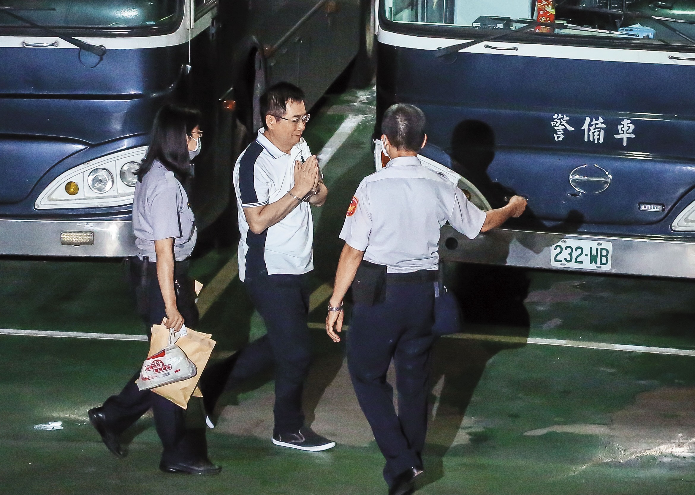 蔡正元因中影案遭收押，由他擔任董事長的基金會成了黨內棘手難題。