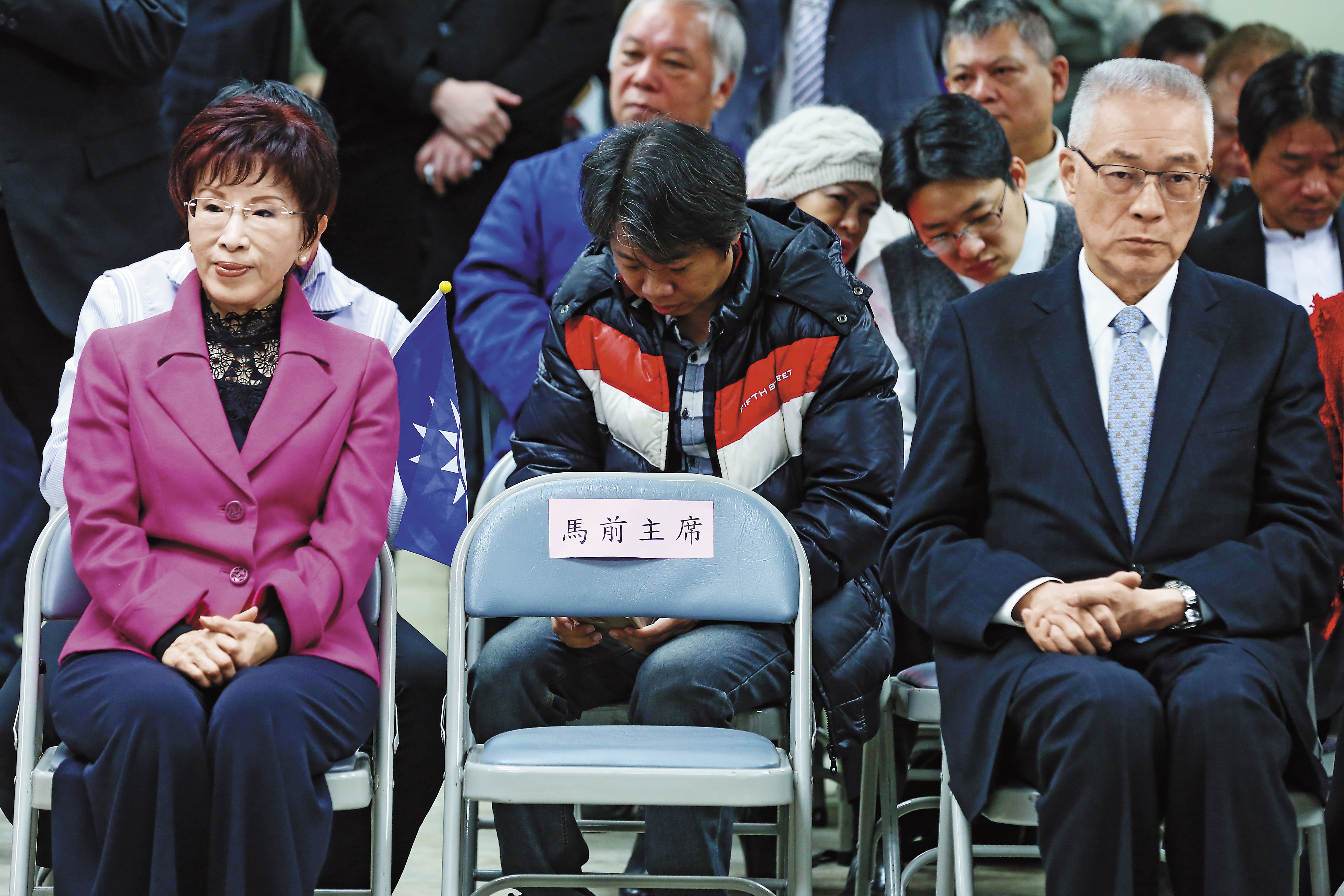 吳敦義與洪秀柱互動冷淡，吳向大老抱怨洪交接態度被動，但洪營認為被追殺。