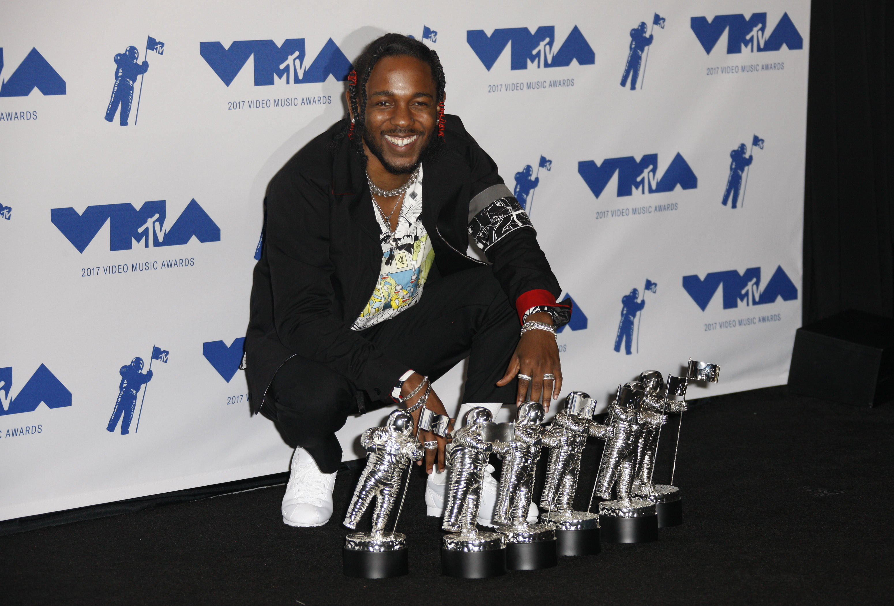 肯卓克拉瑪拿下6項大獎，成為本屆美國MTV音樂錄影帶大獎最大贏家。