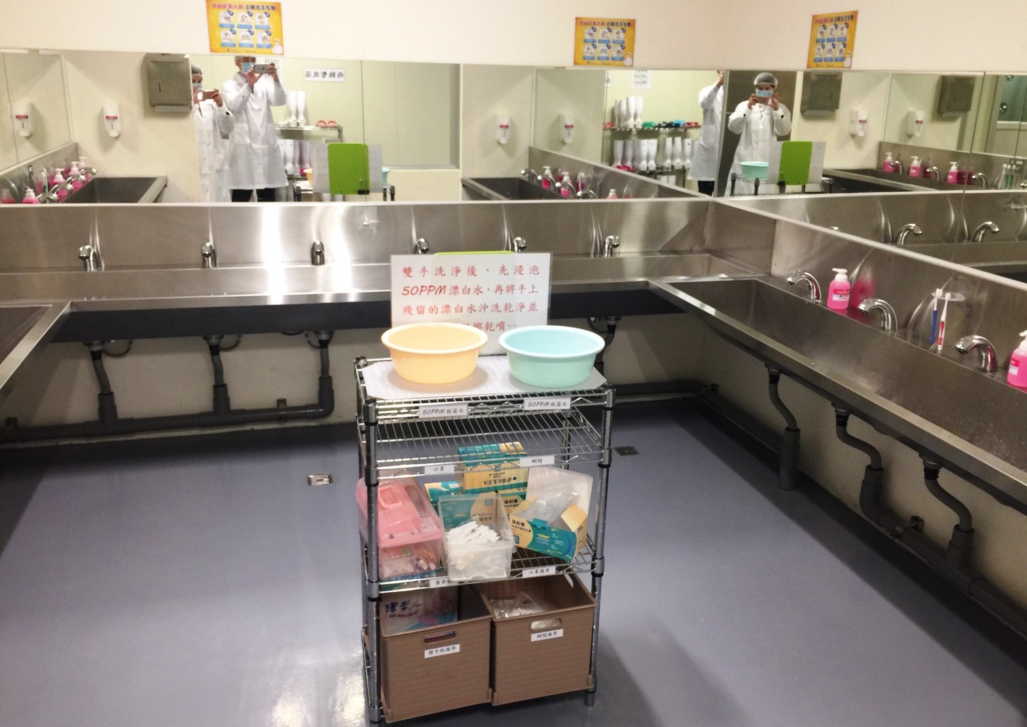 為了食品安全，乾杯中央工廠設置了16個水龍頭，要求每位員工都要經過三道洗手程序，才能進入工廠。（乾杯提供）