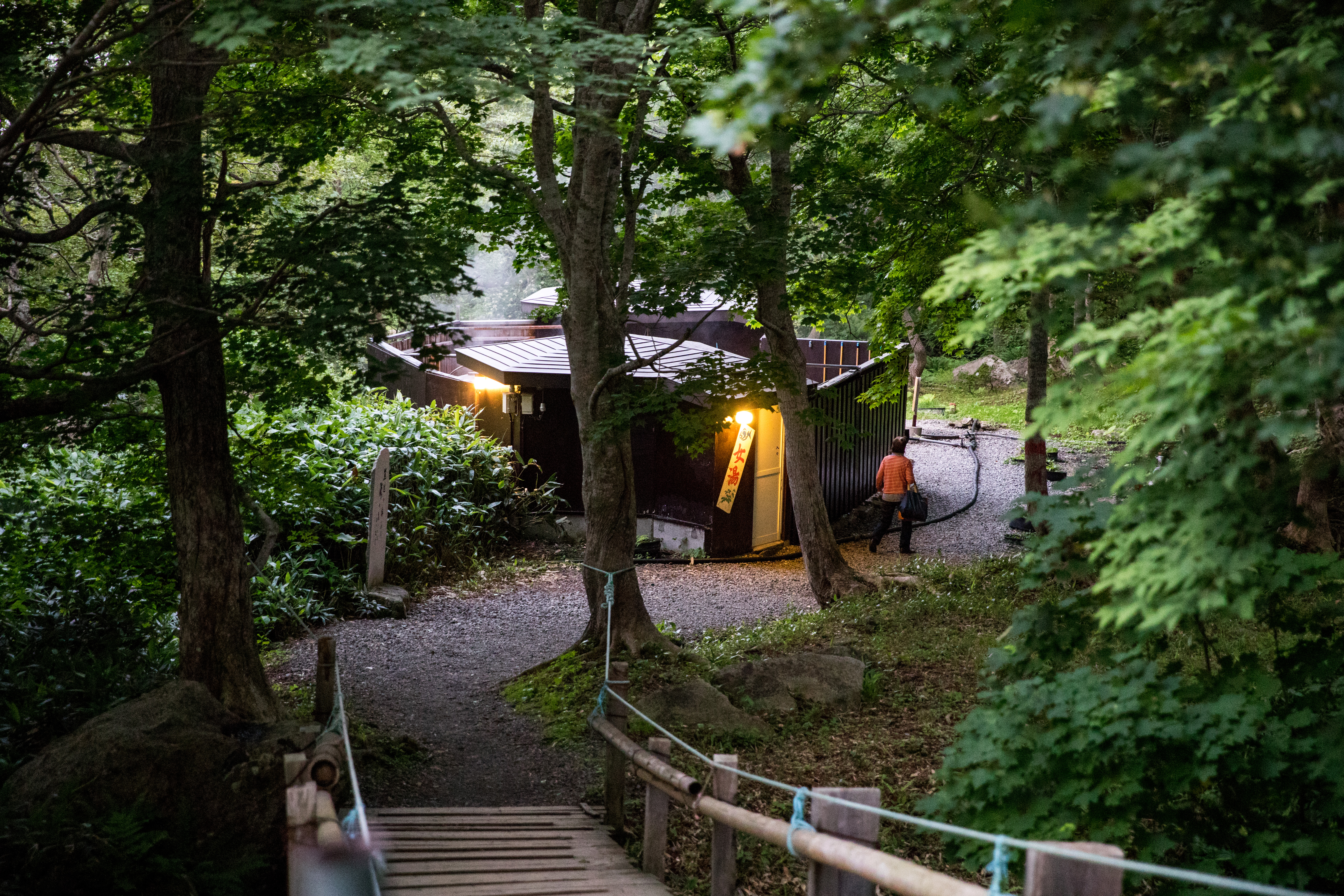 座落在山林裡的「熊之湯」，周圍環繞著小溪和整片樹林，旅客只要一探頭，裸男泡湯的模樣就在眼前毫無遮掩。