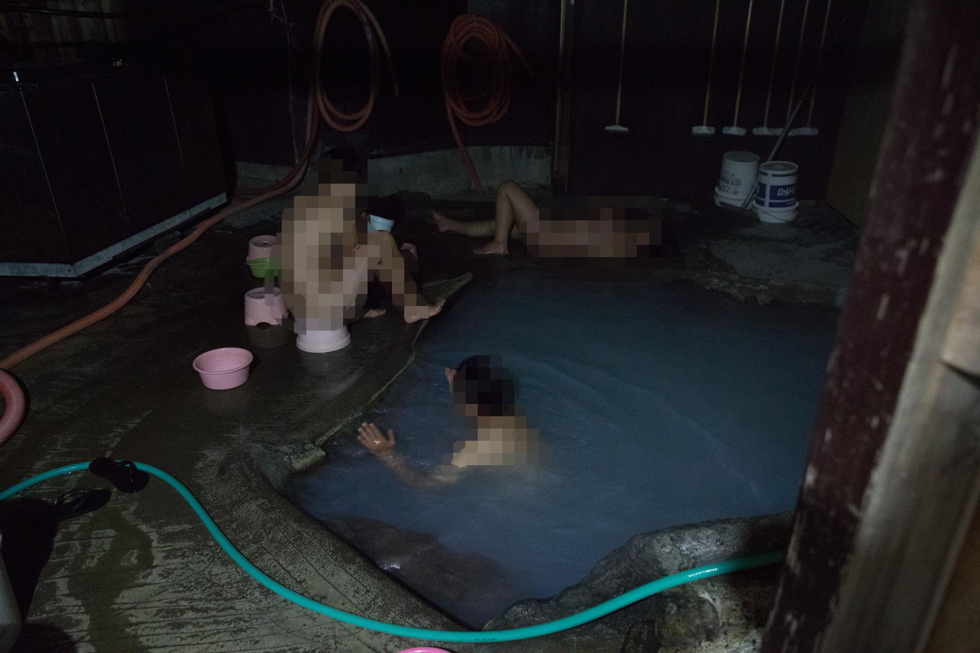 熊之湯的泉溫逼近50度，儘管有水管注入山泉水，依舊高溫令人難耐。