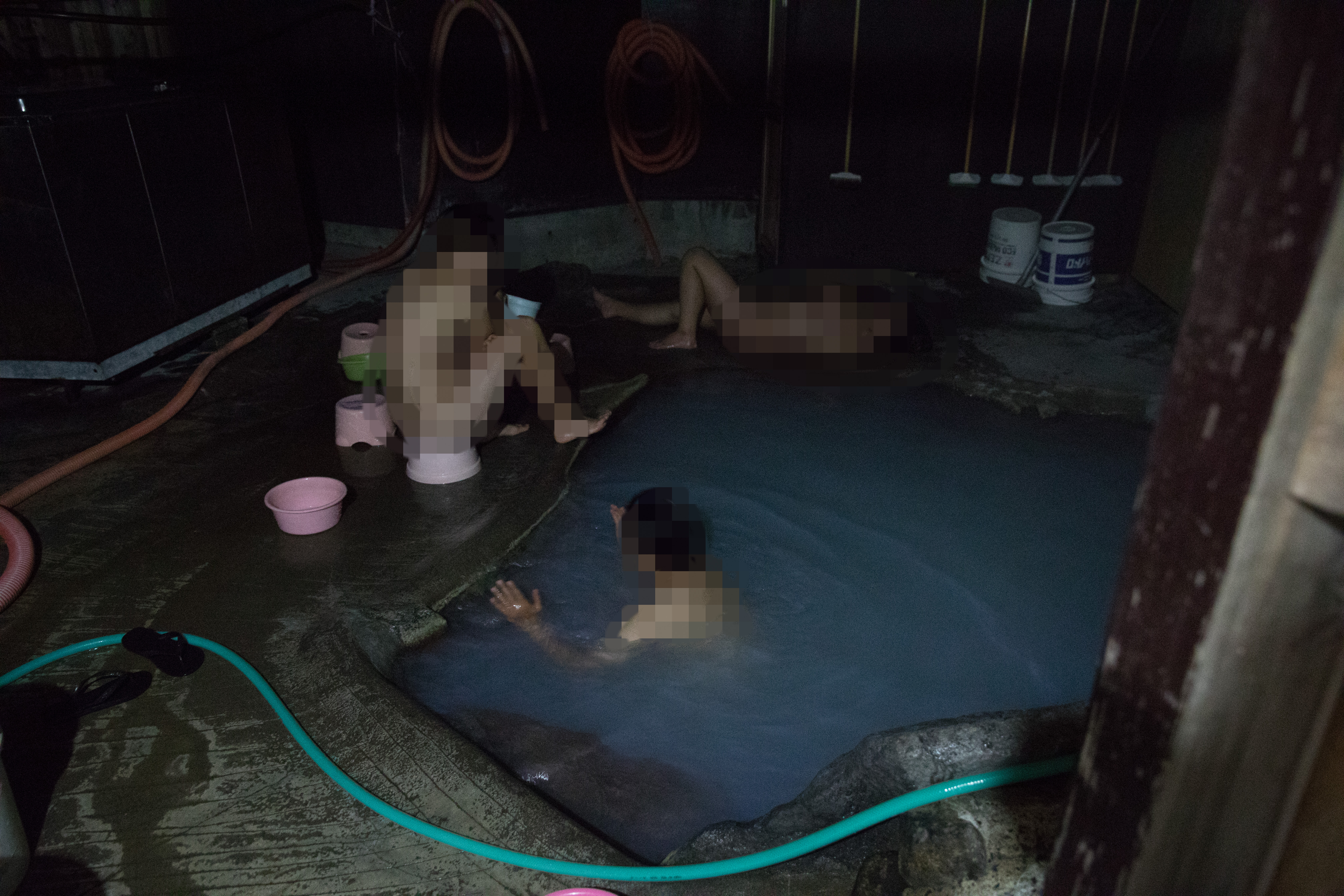 熊之湯的泉溫逼近50度，儘管有水管注入山泉水，依舊高溫令人難耐。