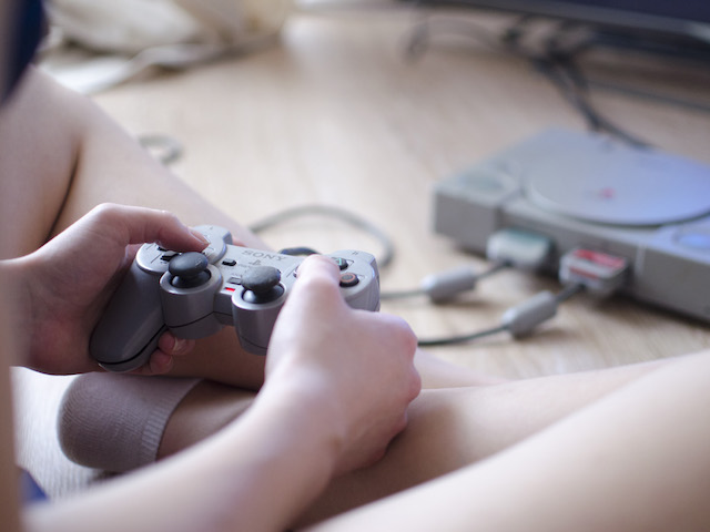 聽骨灰級玩家說，小時後擁有初代 PS 就等於成為人生勝利組。（圖取自網路）