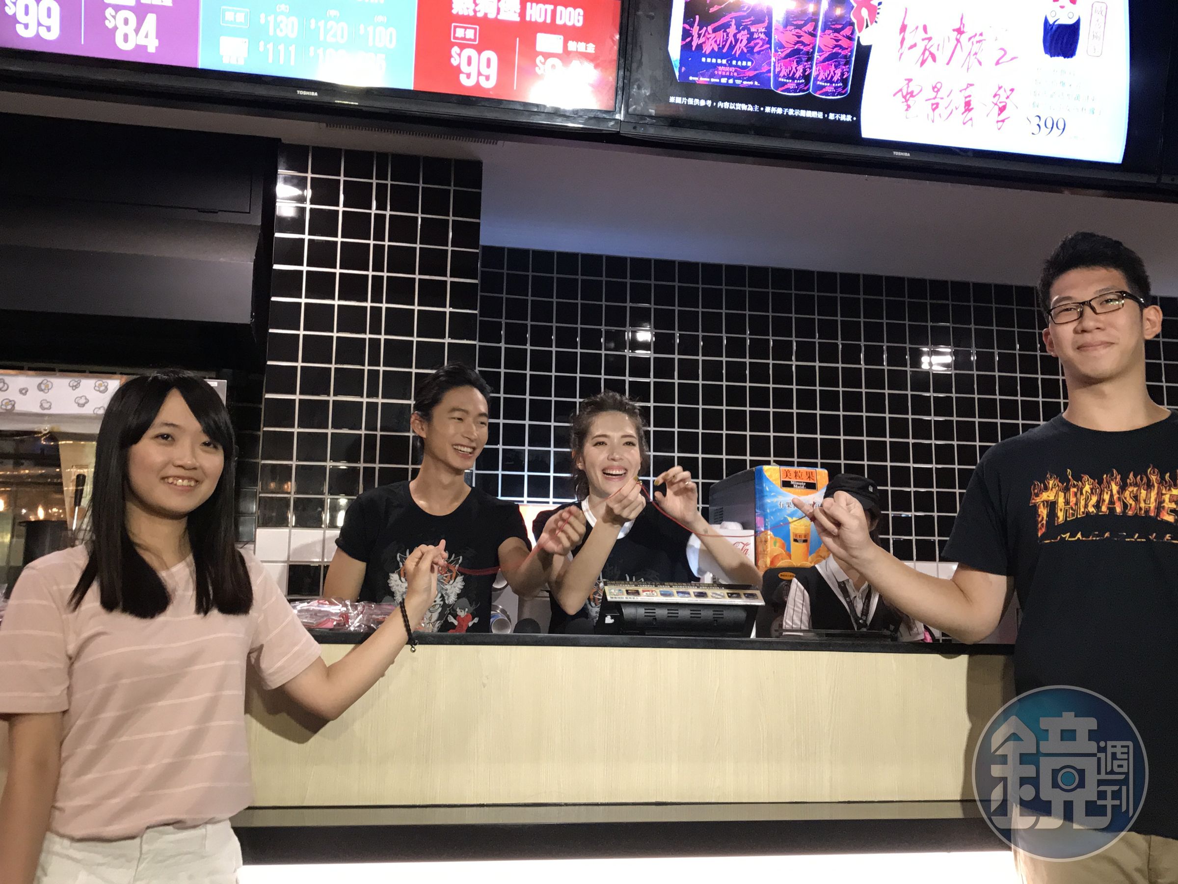 黃河（左二）、許瑋甯（右二）七夕替《紅衣小女孩2》的情侶檔影迷綁紅線。