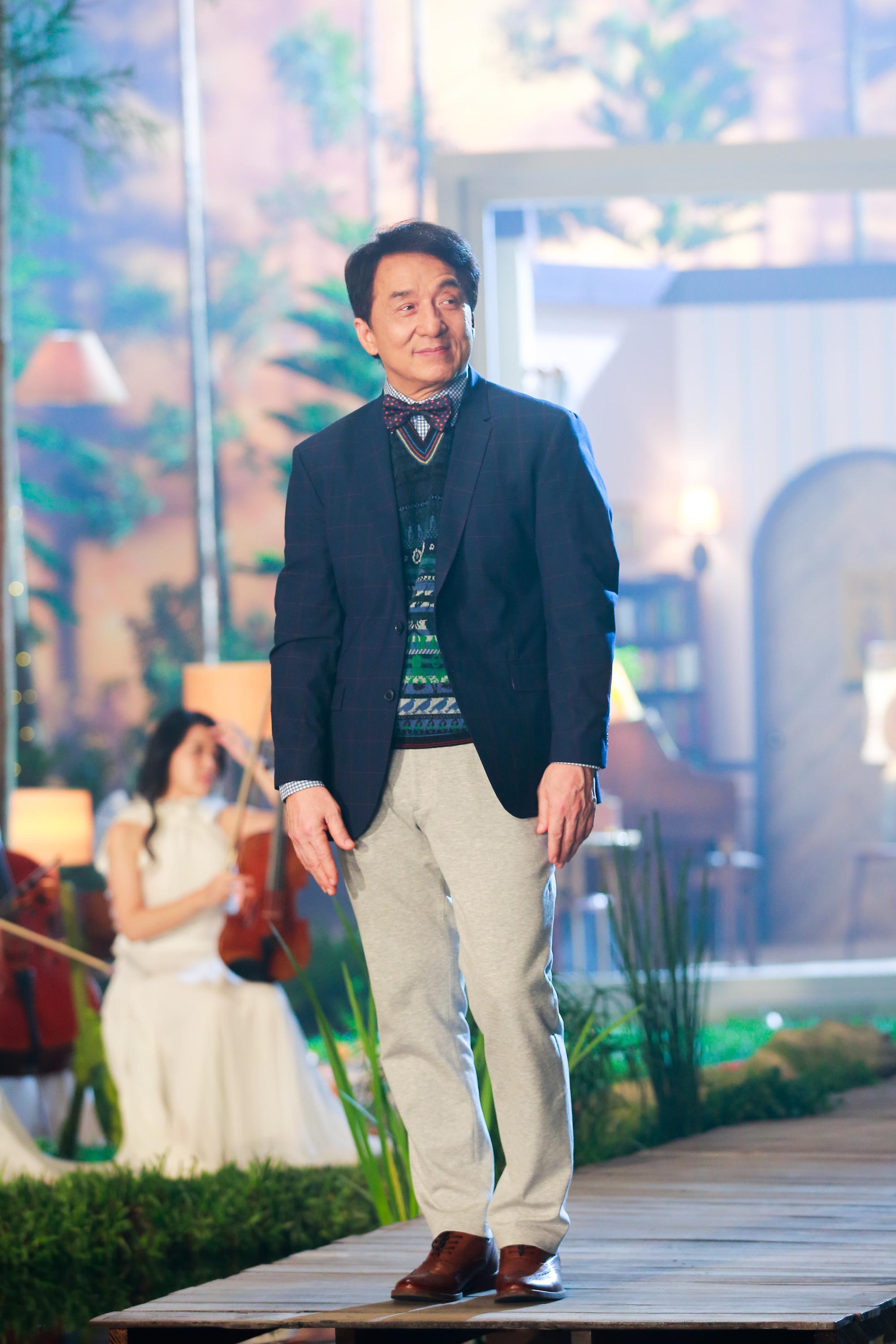 成龍選在七夕情人節拍攝新歌MV,但沒準備驚喜給老婆。