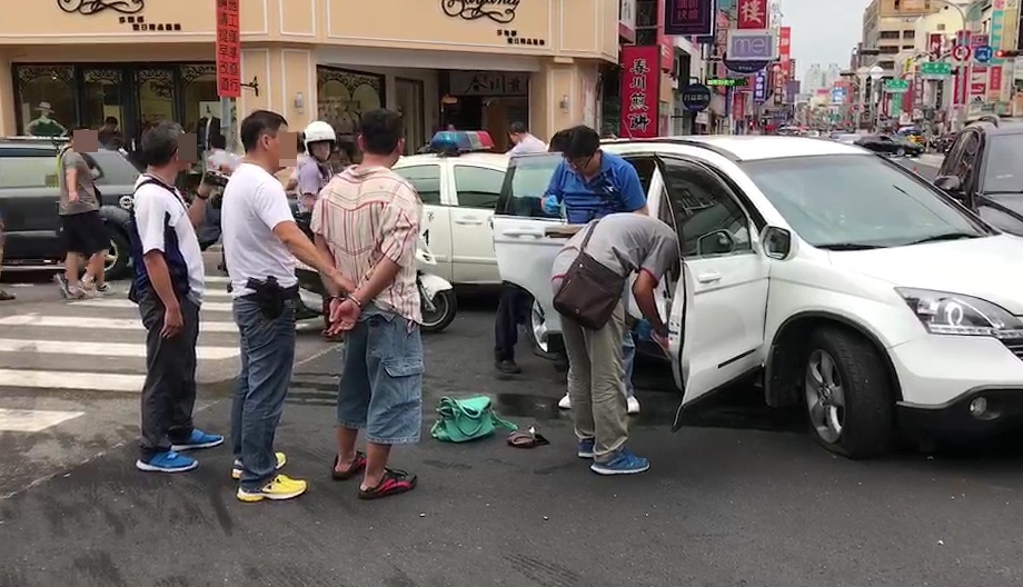 嫌犯眼見休旅車輪胎全破，無法動彈，才束手就擒。
