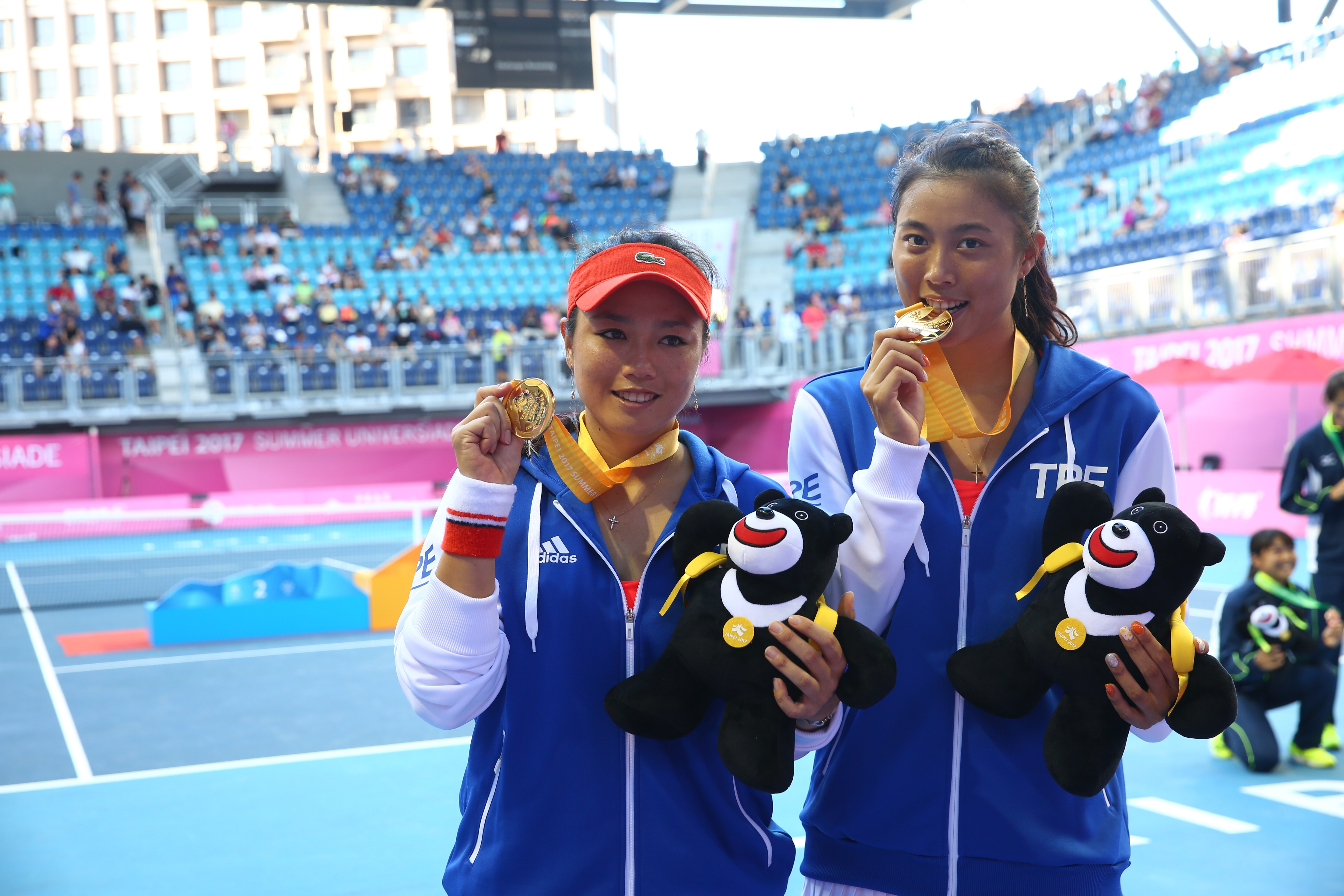 詹詠然（左）詹皓晴（右）姊妹聯手，網球女子雙打力退泰國姊妹奪下金牌。