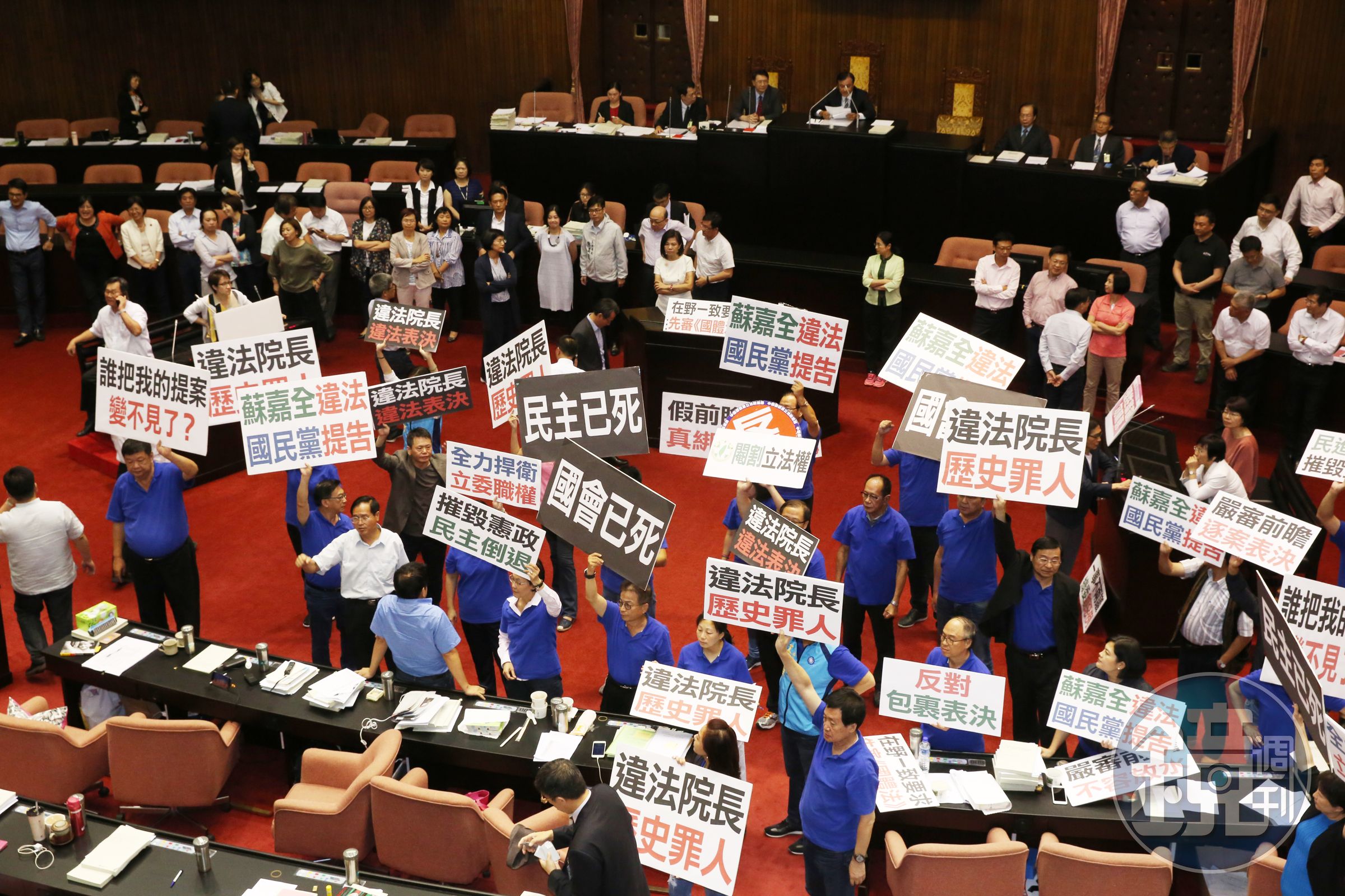 因民進黨團提議採包裹表決、一事不二議等方式處理前瞻預算，國民黨立委舉牌抗議，怒嗆立法院長蘇嘉全是「違法院長」。
