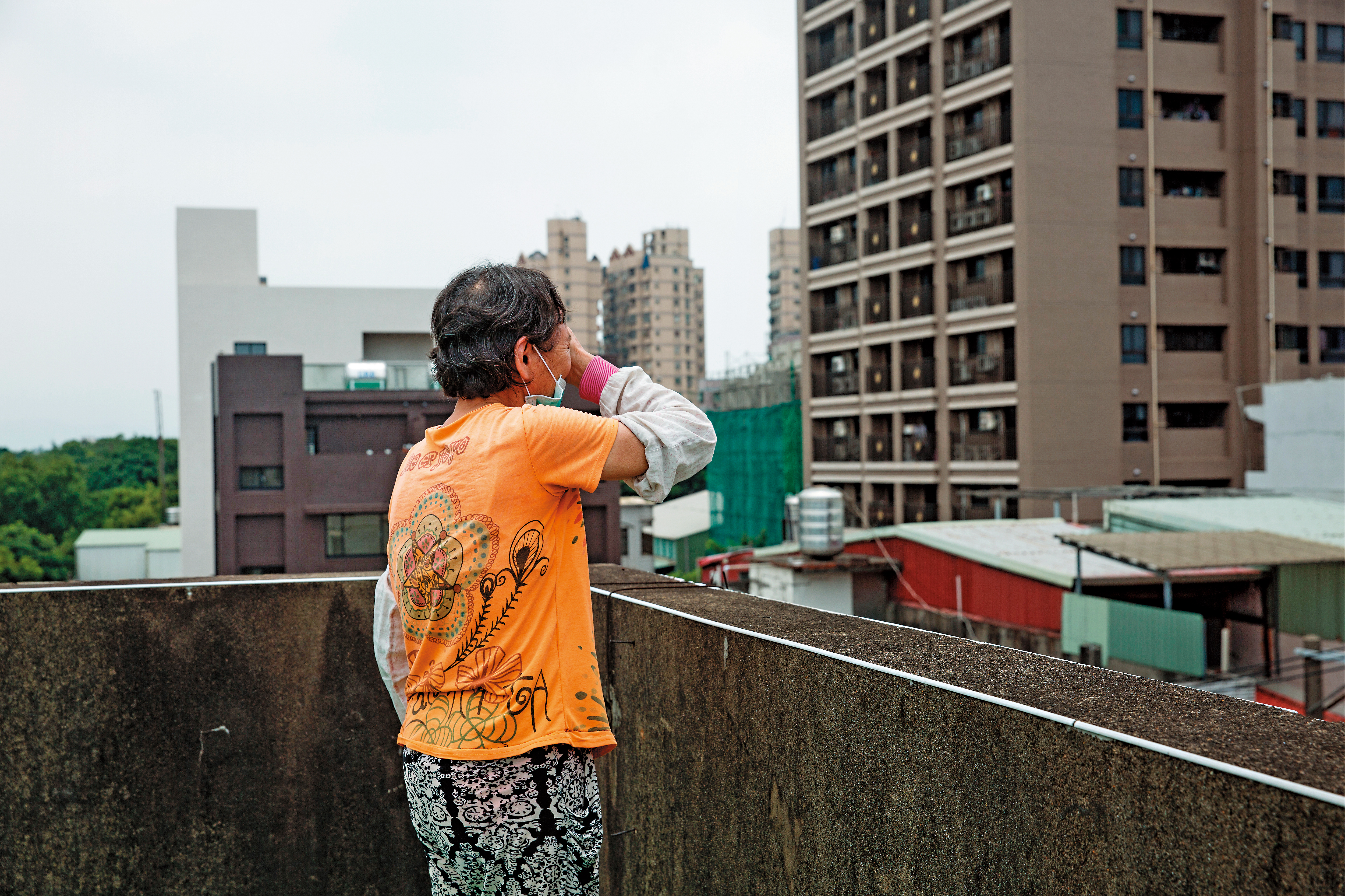 阿芬滿懷希望來台尋找第二春，卻成惡夢一場而頻頻拭淚。