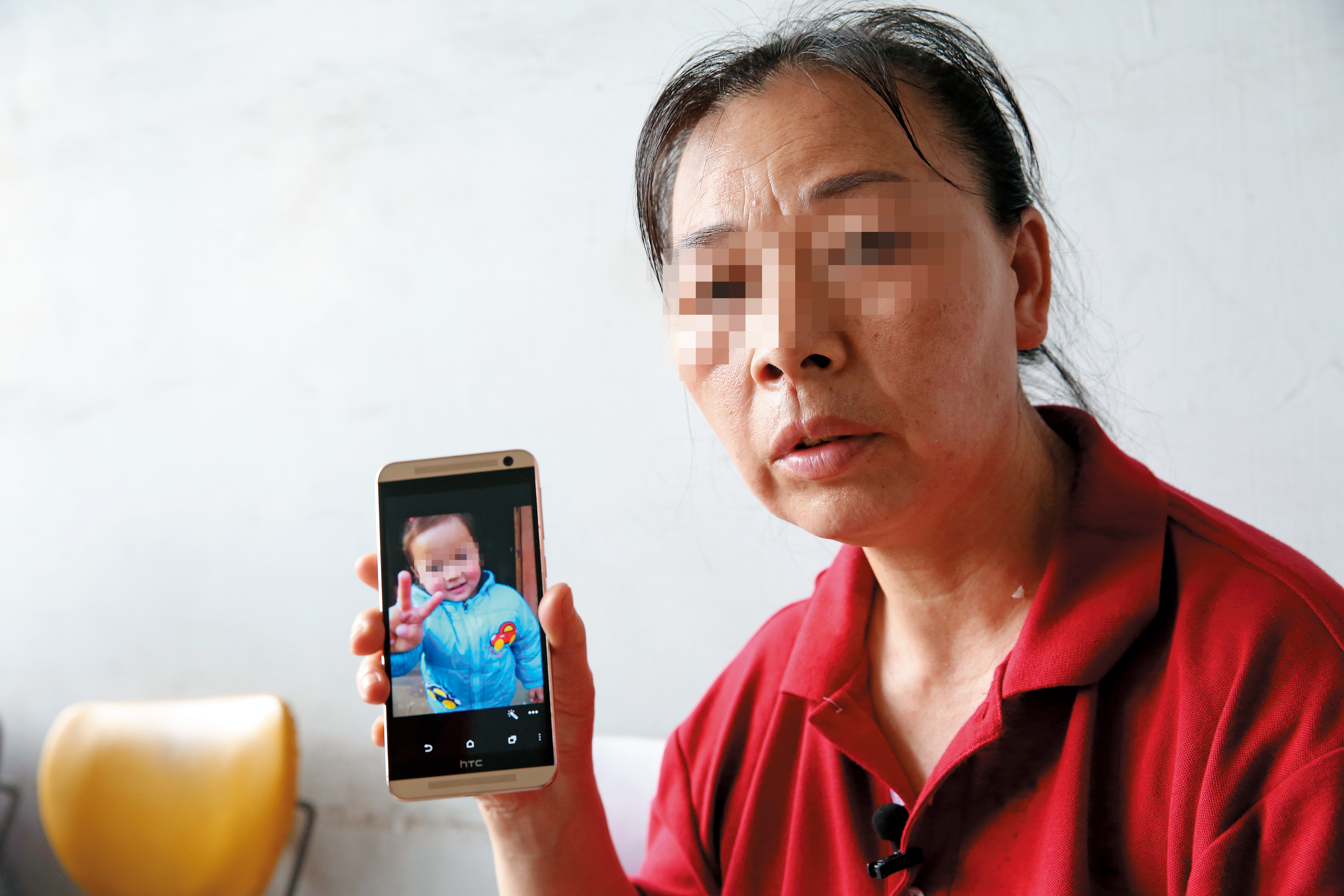 肖長花秀出手機中女兒的照片，盼望有天女兒能回到自己身邊。