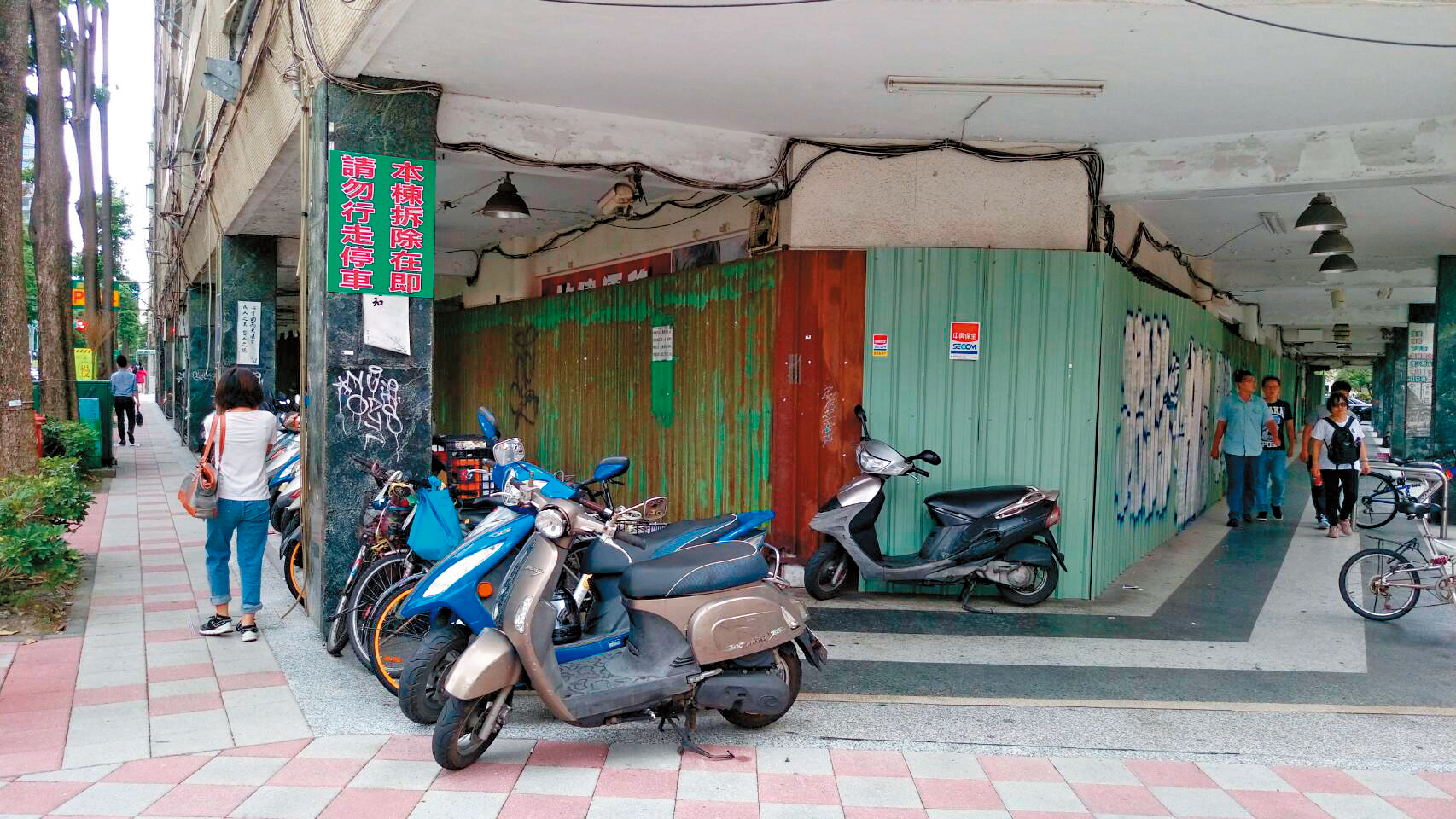 中泰花園廣場多數住戶已賣屋遷出，7戶住戶則遭假執行趕走，社區已成廢墟。