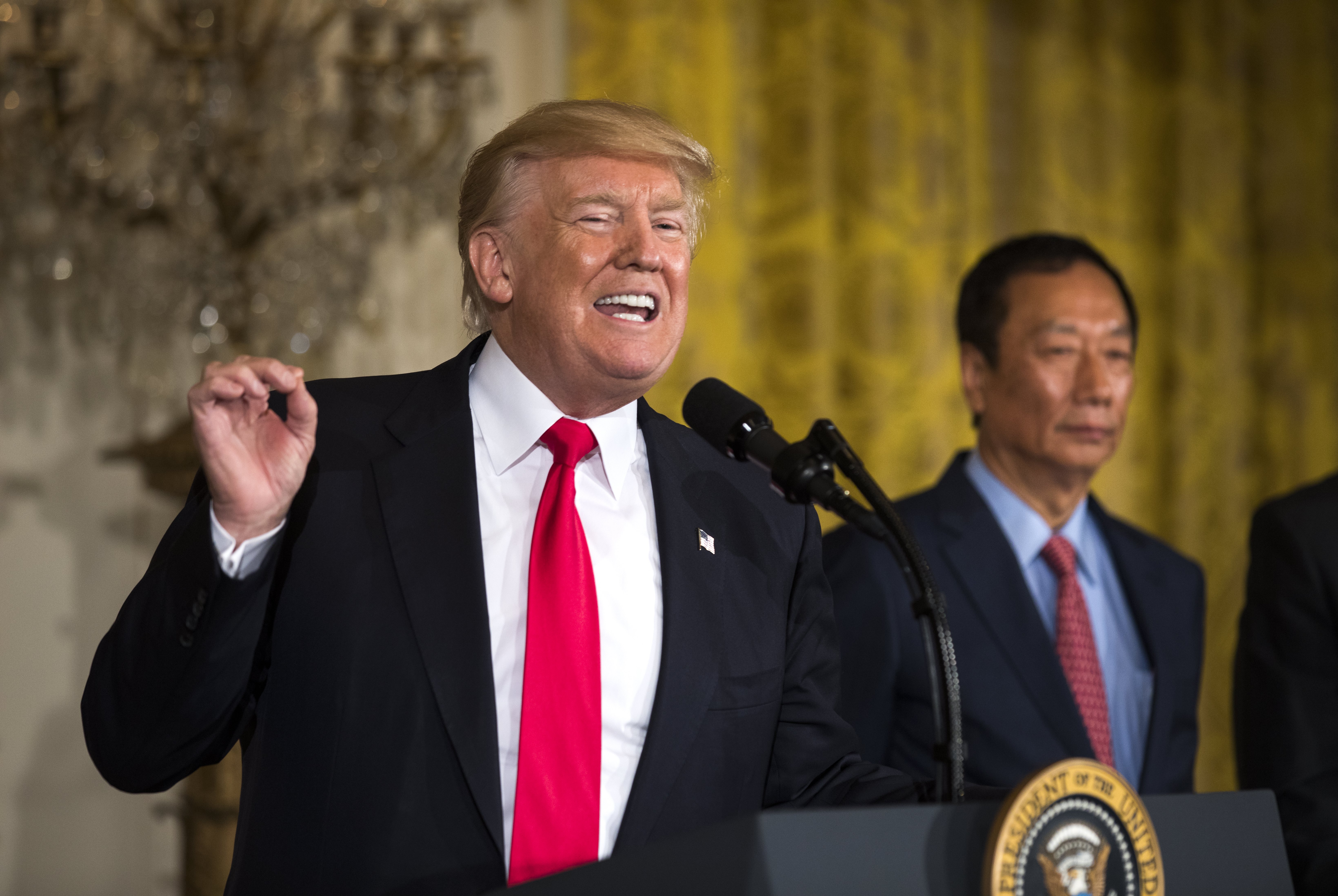 川普爆料鴻海到美國的投資金額將高達300億美元，相當於鴻海資本額的5倍。（東方IC）