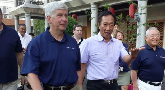 密西根州州長施奈德（Rick Snyder）飛到深圳爭取鴻海進駐，郭董和盧松青全程做陪。