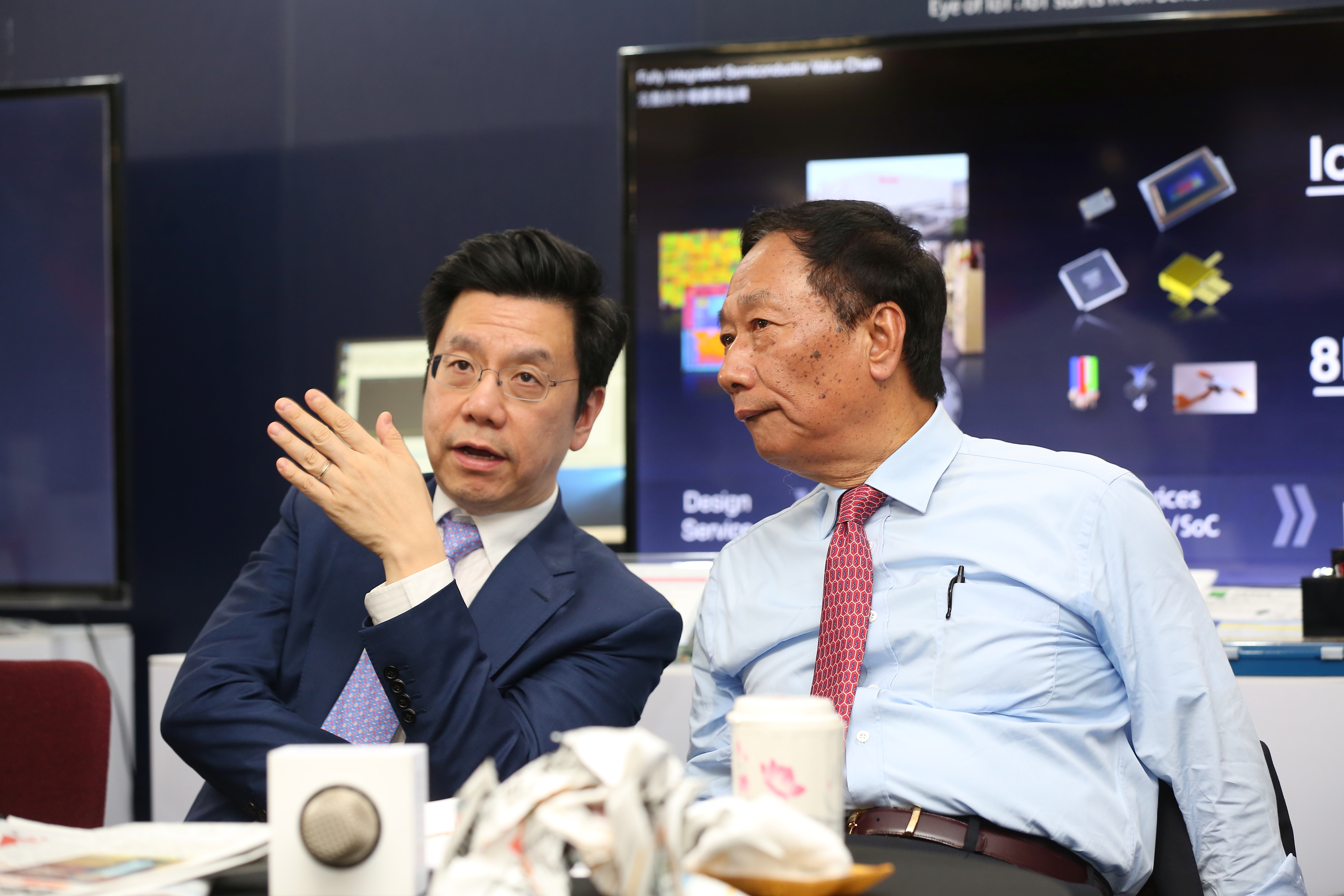 李開復（左）是《人工智慧來了》作者，也是人工智慧的專家。