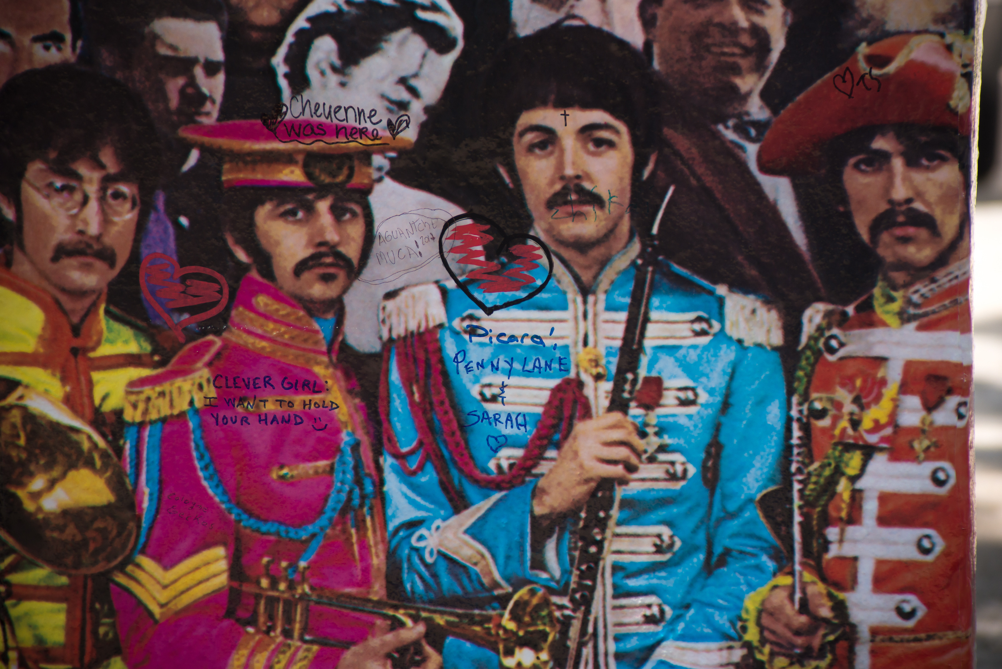 2017年6月1日，英國倫敦艾比路錄音室《派比軍曹的寂寞芳心俱樂部》海報，紀念「披頭四」樂團這張在1967年經典專輯發行五十周年。當年專輯封面設計充滿濃濃迷幻風。（東方IC）