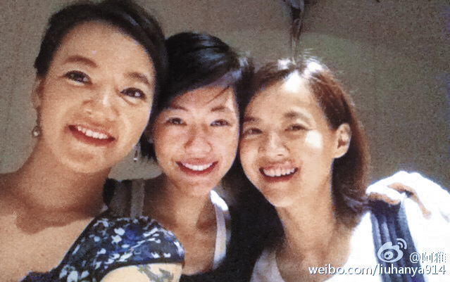 曾寶儀（右）當年曾介入「佼S戀」，多年來小S（中）、佼、寶從未同台，如今3人各有理想伴侶，也在2015年金鐘獎上和解。