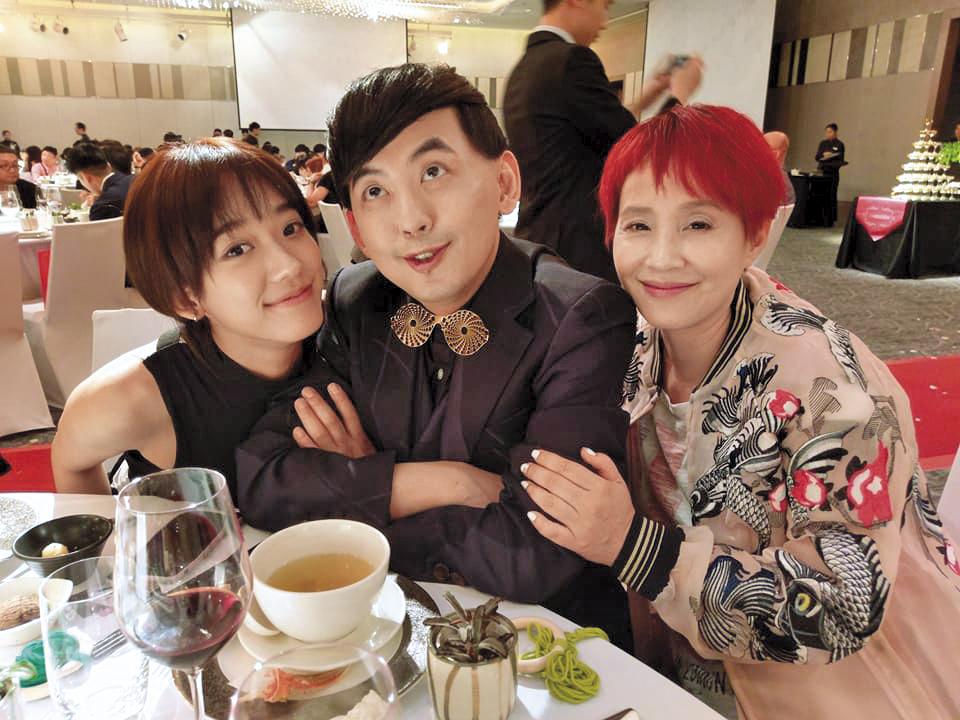 孟耿如（左）跟黃子佼（中）是圈內的公開情侶，巧合的是，孟耿如在拍攝《22K》期間，竟曾表明不一定會跟黃子佼結婚。右為李明依。（翻攝自李明依臉書）