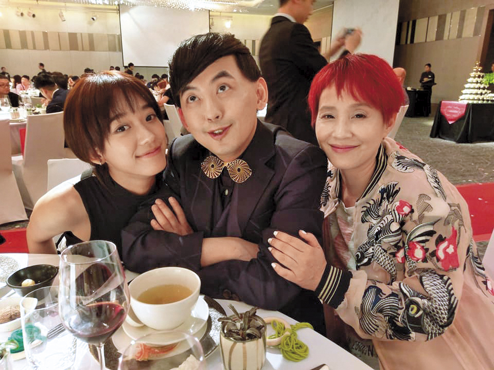 孟耿如（左）跟黃子佼（中）是圈內的公開情侶，巧合的是，孟耿如在拍攝《22K》期間，竟曾表明不一定會跟黃子佼結婚。右為李明依。（翻攝自李明依臉書）
