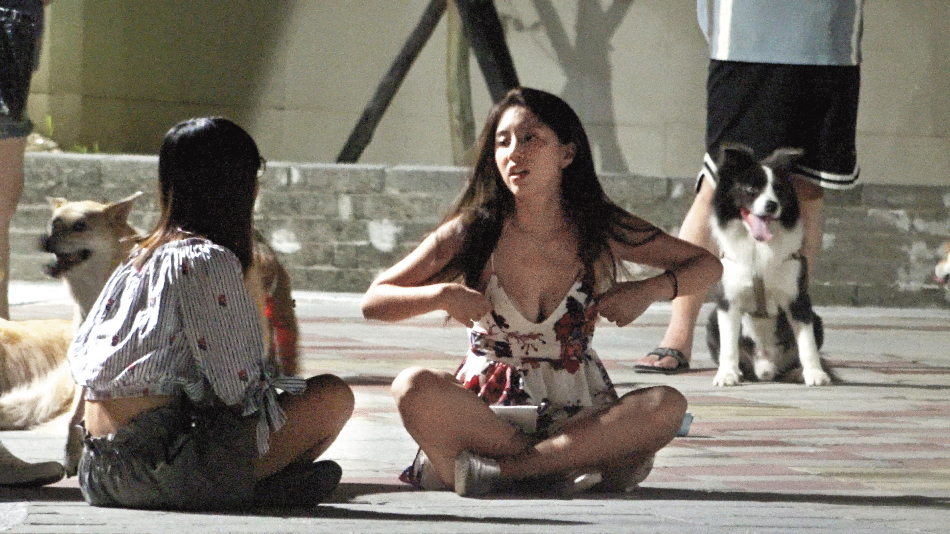 23：57 辜莞允動作大剌剌，幾乎露出胸部北半球。 