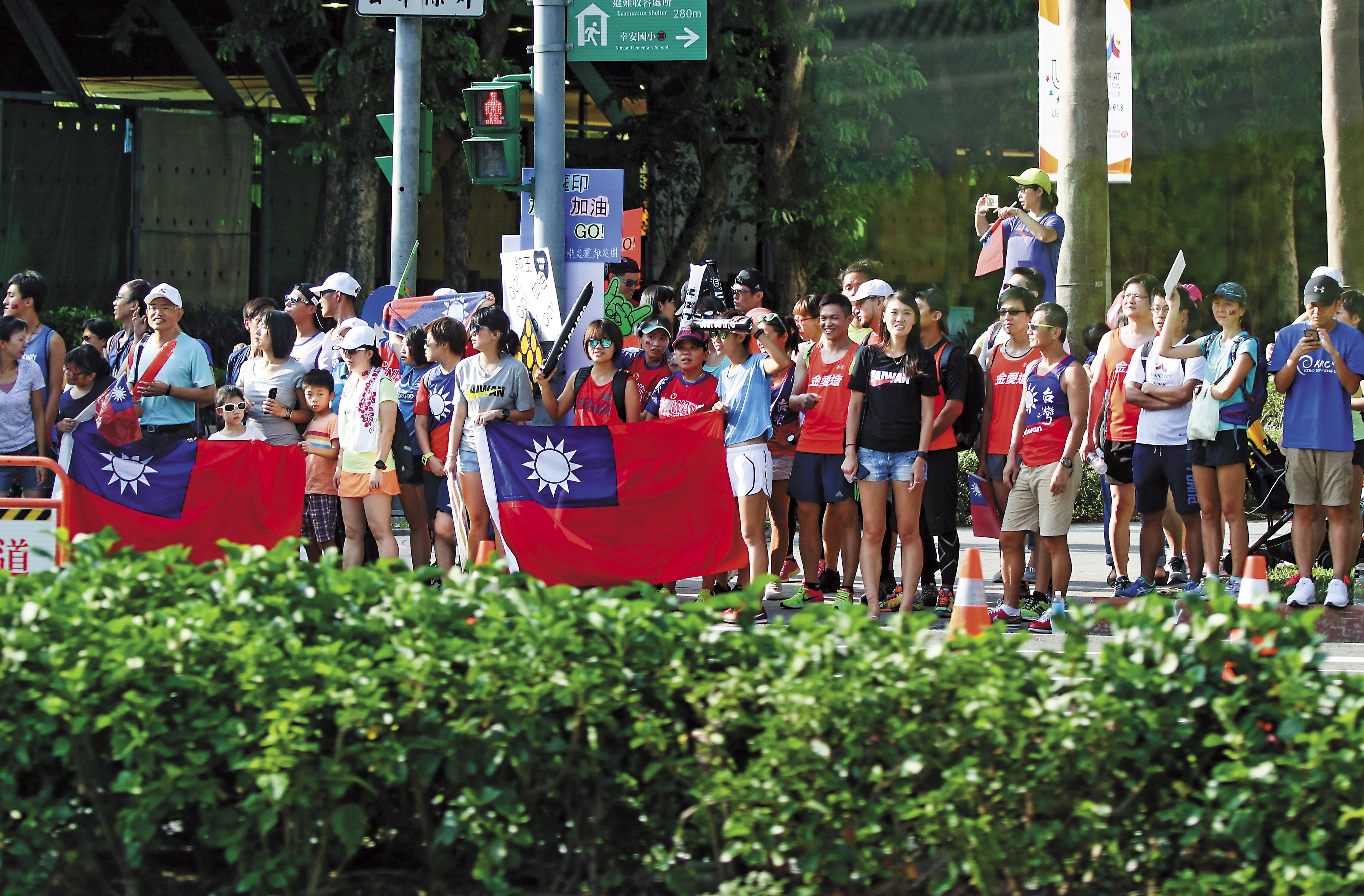 仁愛路舉辦滑輪馬拉松，現場湧進許多熱情民眾為選手搖旗加油。