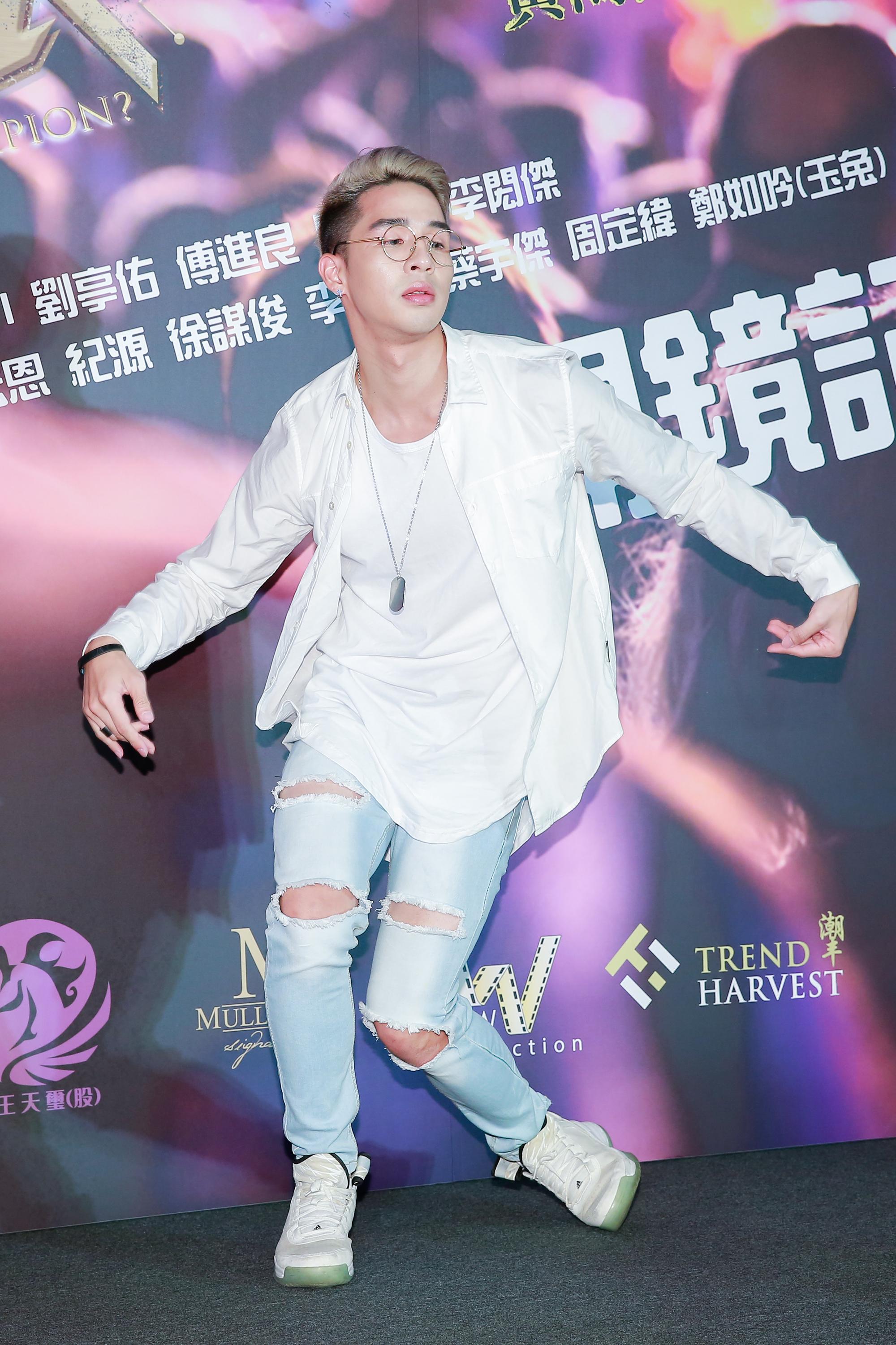 曾在韓國當過一年練習生的紀源現場表演了一段獨舞,展現優異的舞蹈實力。
