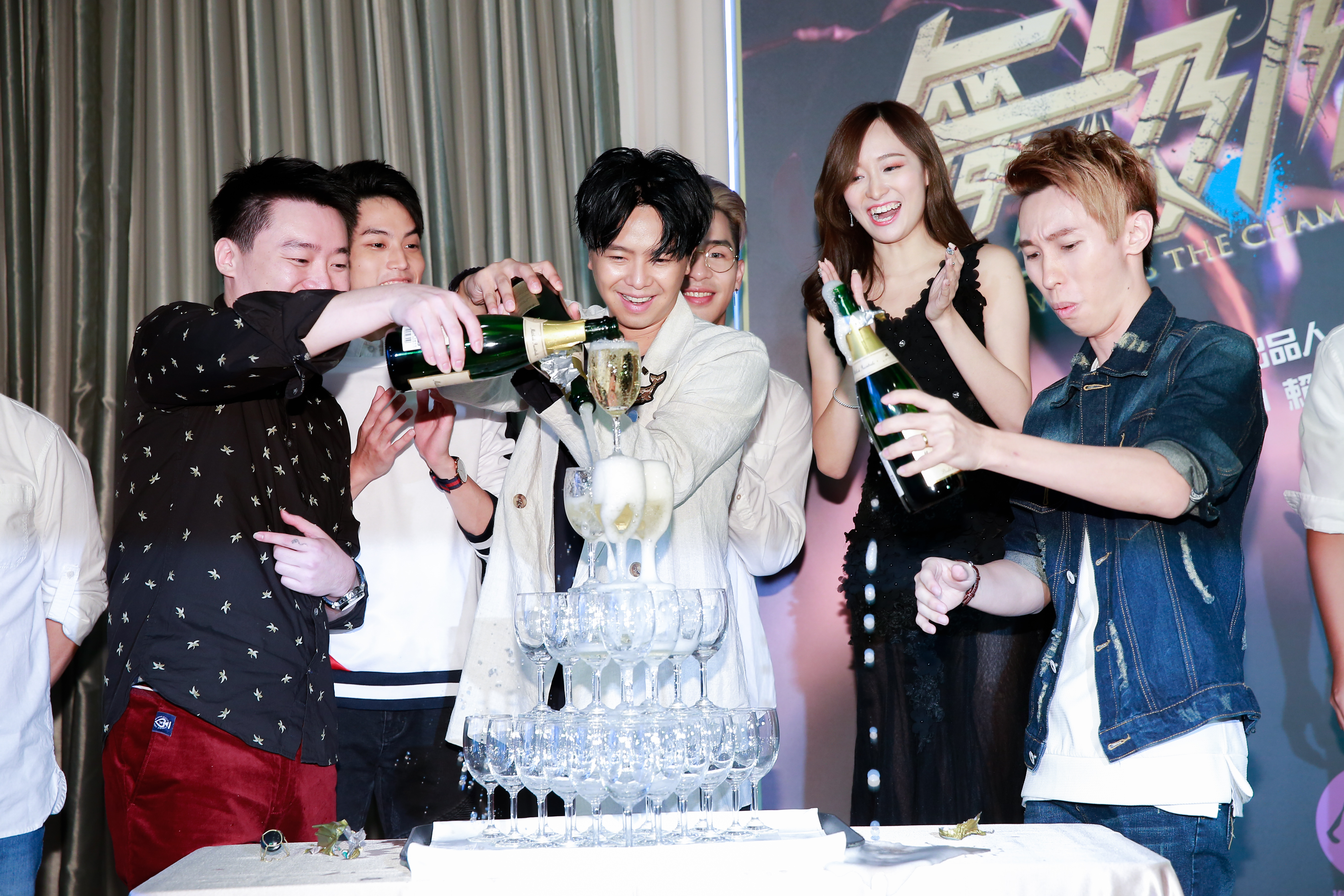 電影《舞極限》開鏡記者會，監製劉亭佑（左一）率領演員徐謀俊（左二起）、紀源、小鬼黃鴻升、李妍心、導演李閎傑開香檳慶祝。