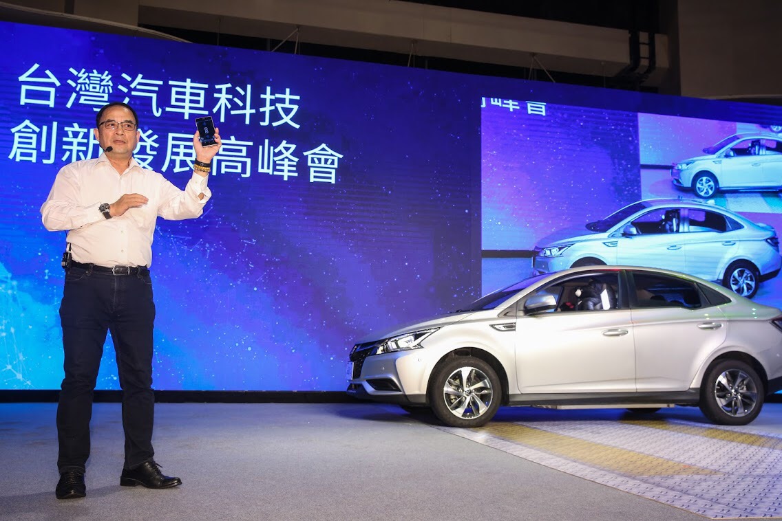 華創車電總經理李俊忠操控手機螢幕，將台灣第一台無人自駕智慧電動車S3 EV+「按」出來。